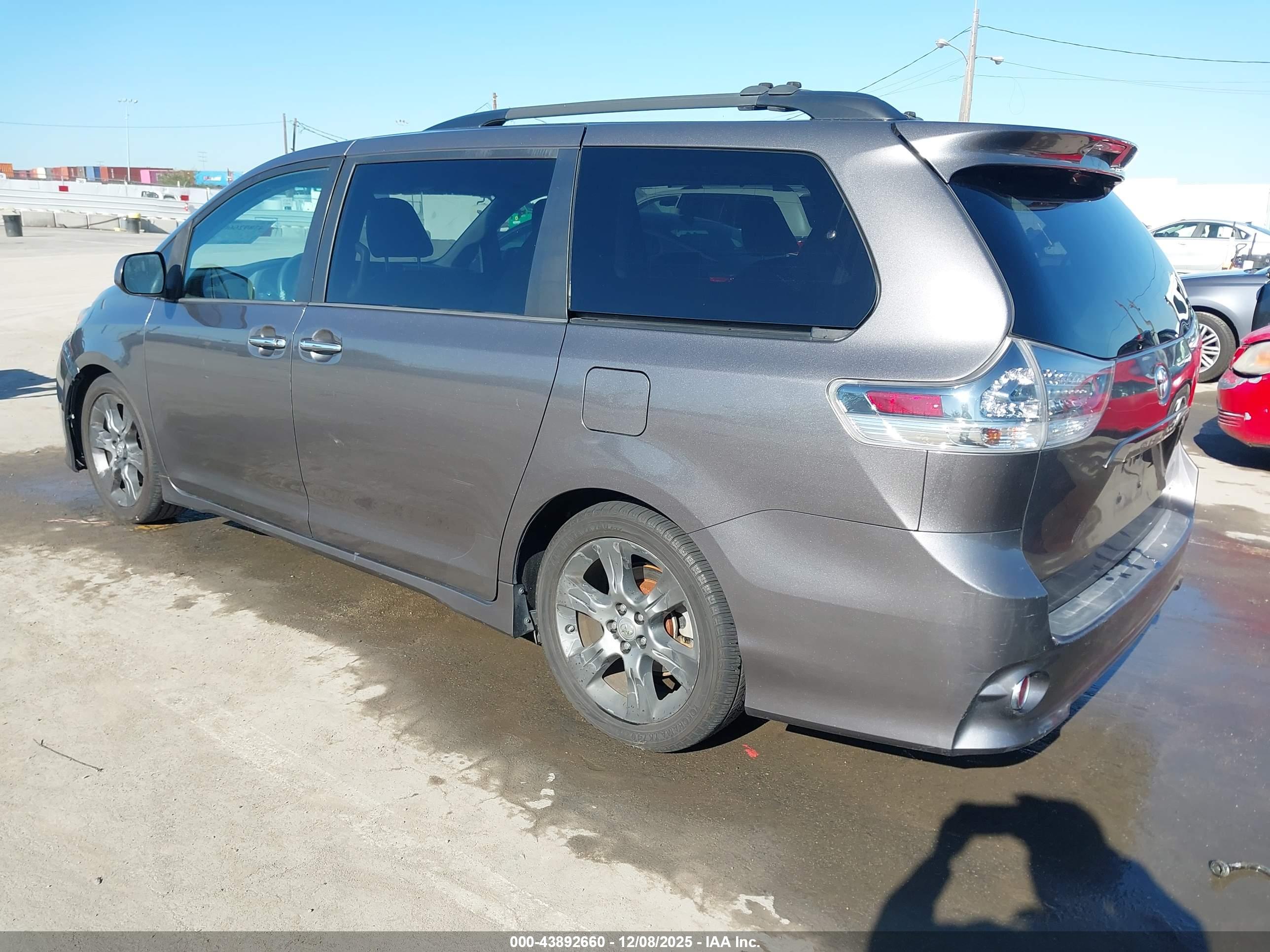 TOYOTA SIENNA image 3