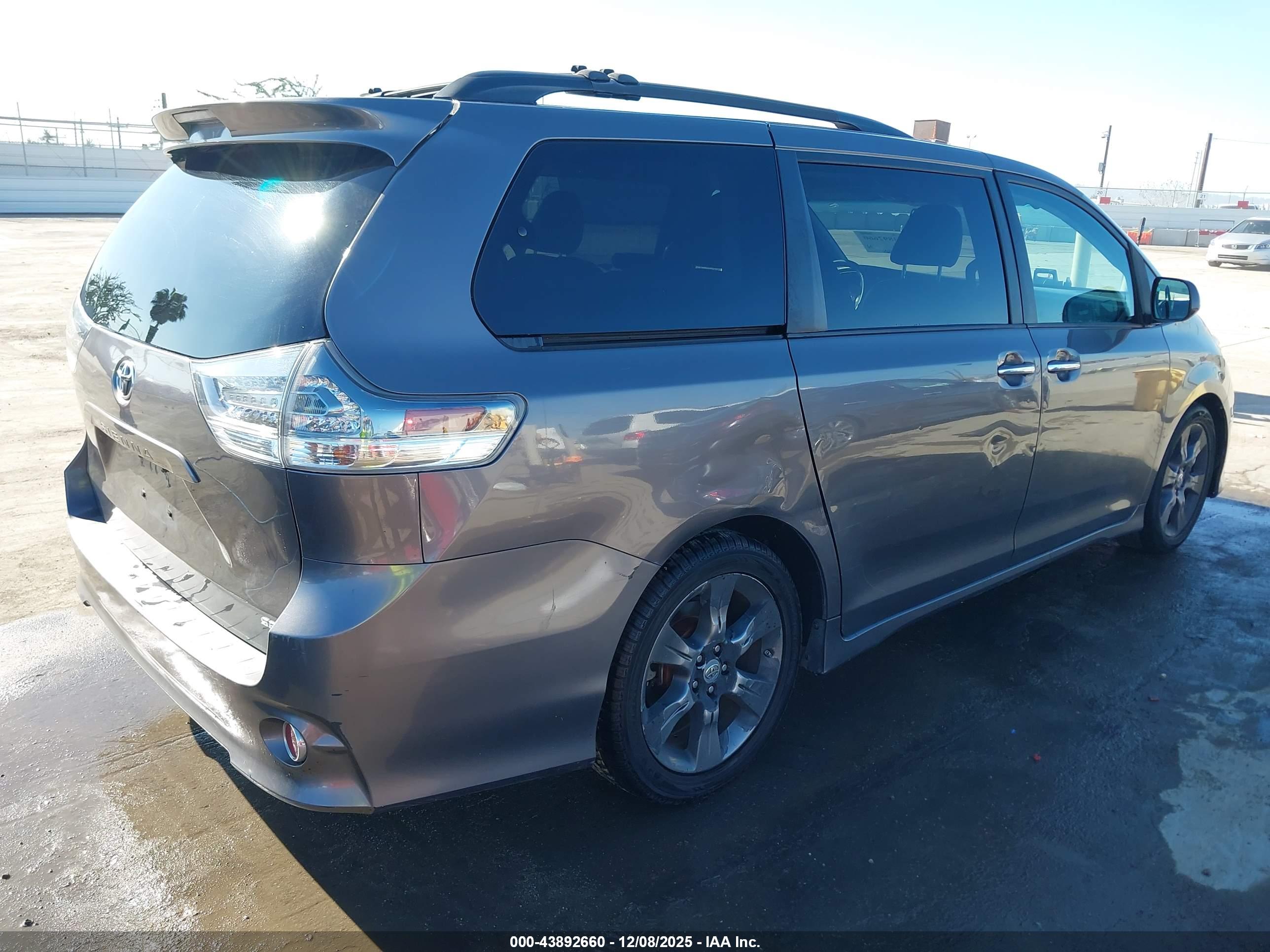 TOYOTA SIENNA image 4