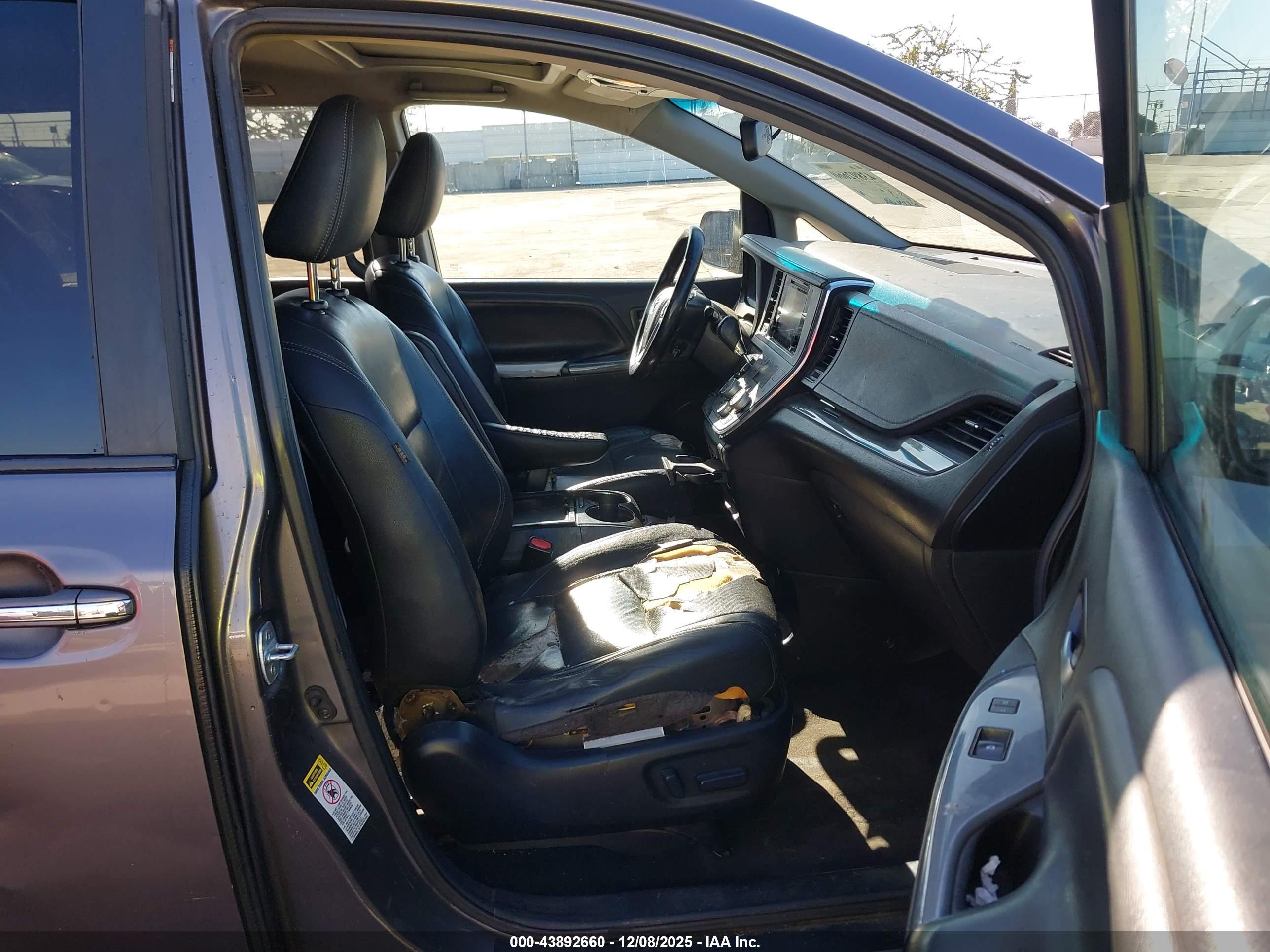 TOYOTA SIENNA image 5