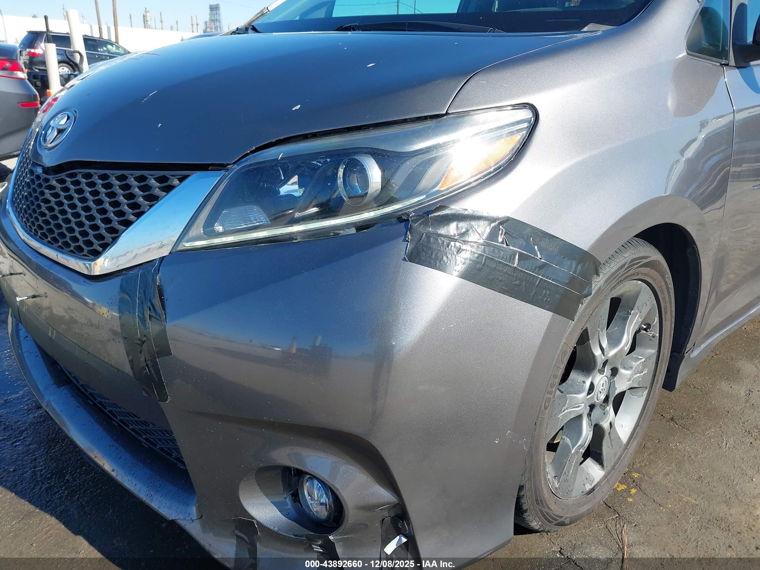 TOYOTA SIENNA image 6