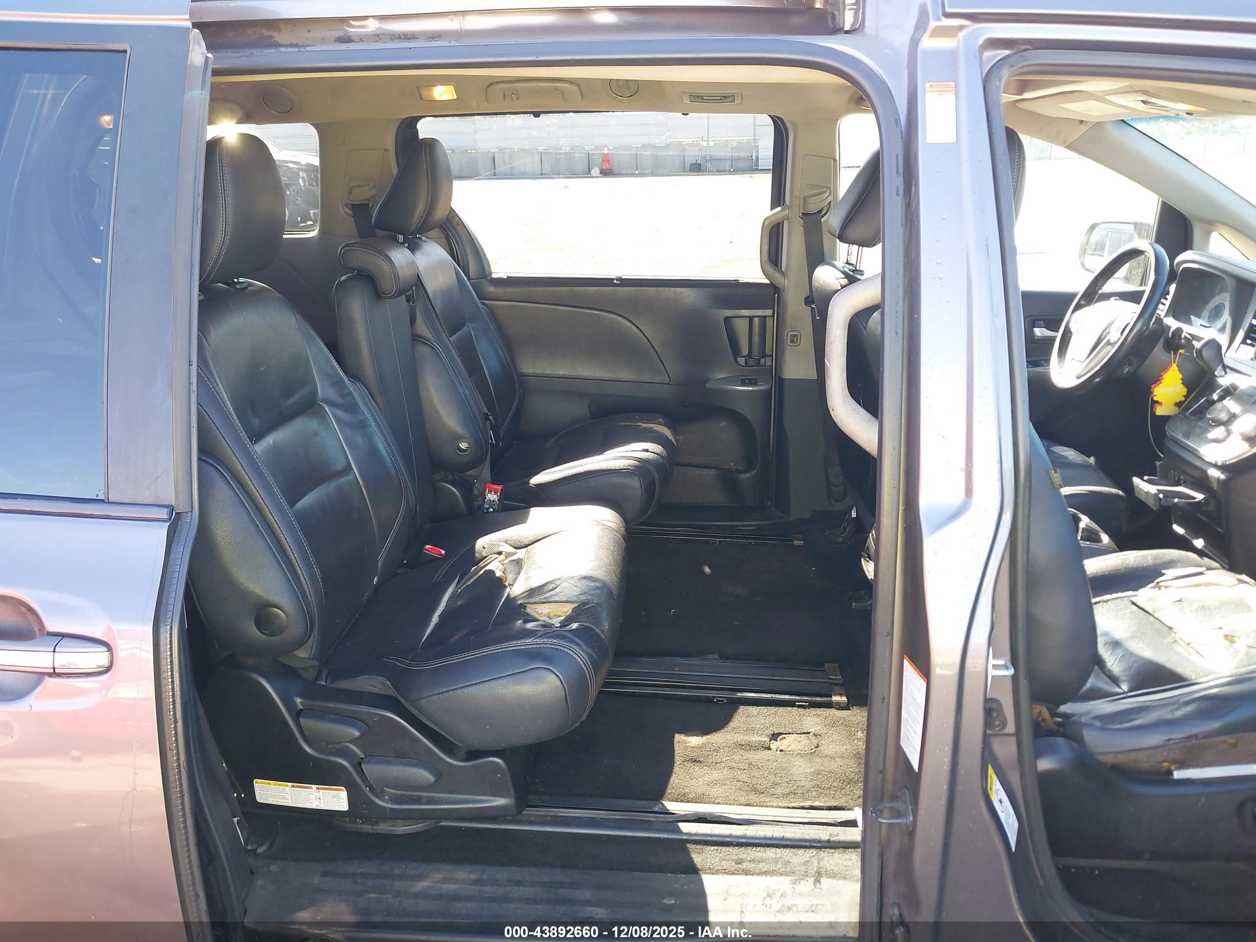 TOYOTA SIENNA image 8