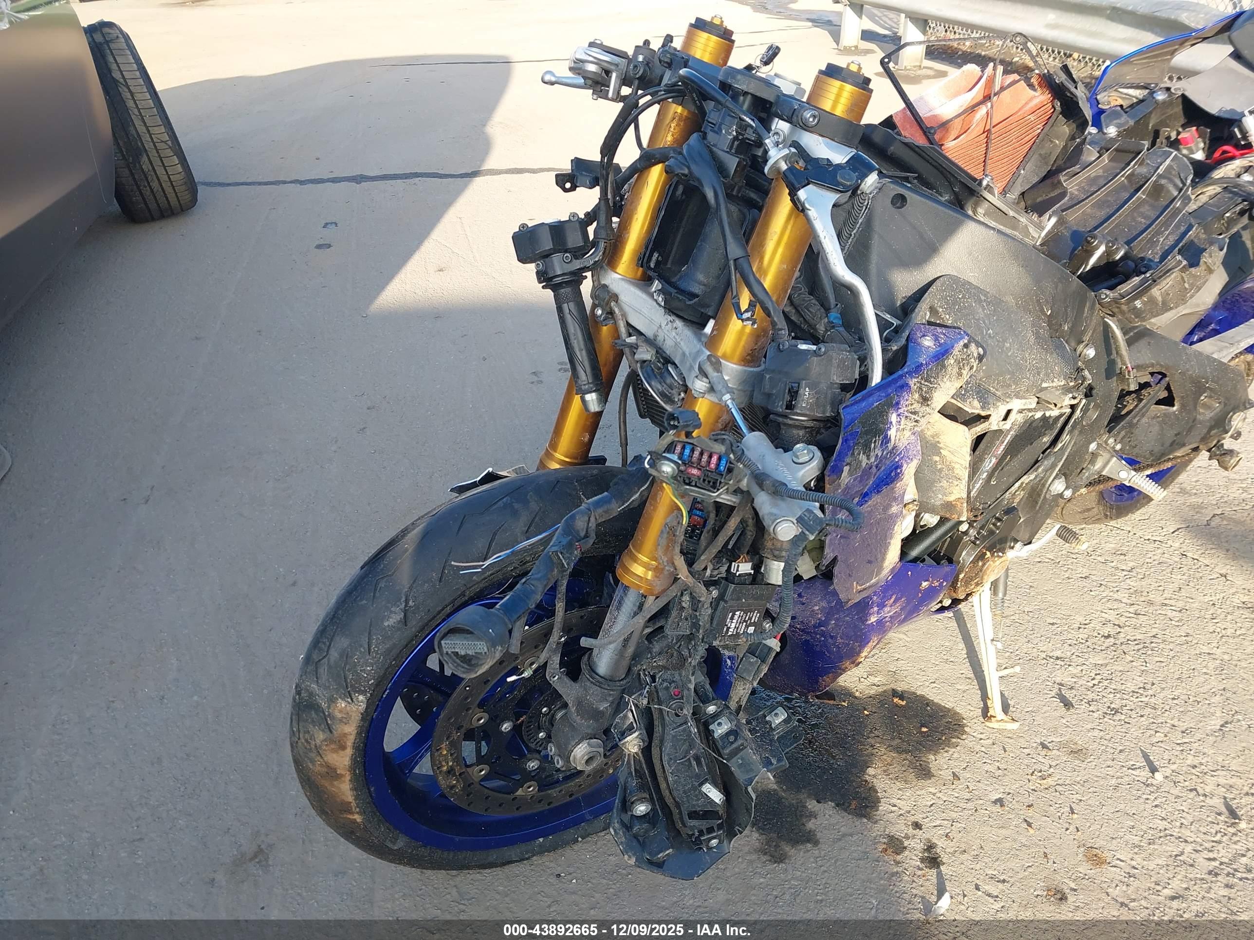 YAMAHA YZFR1 image 2