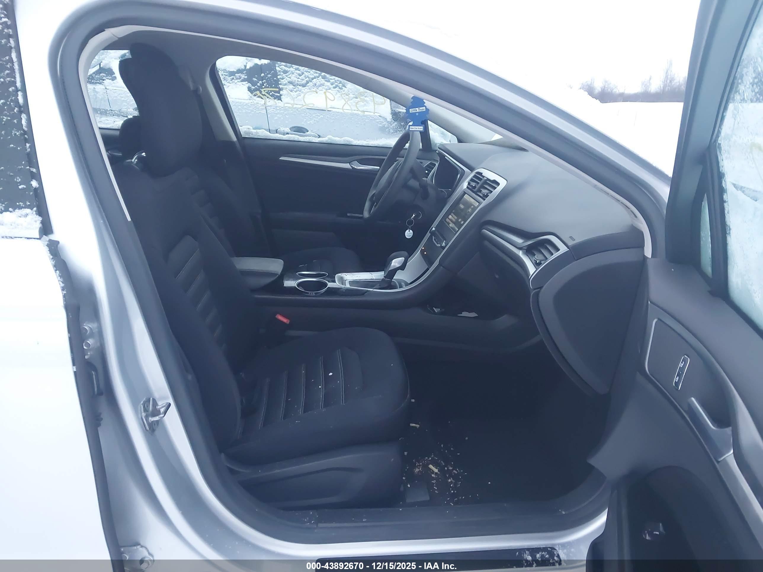 FORD FUSION image 5