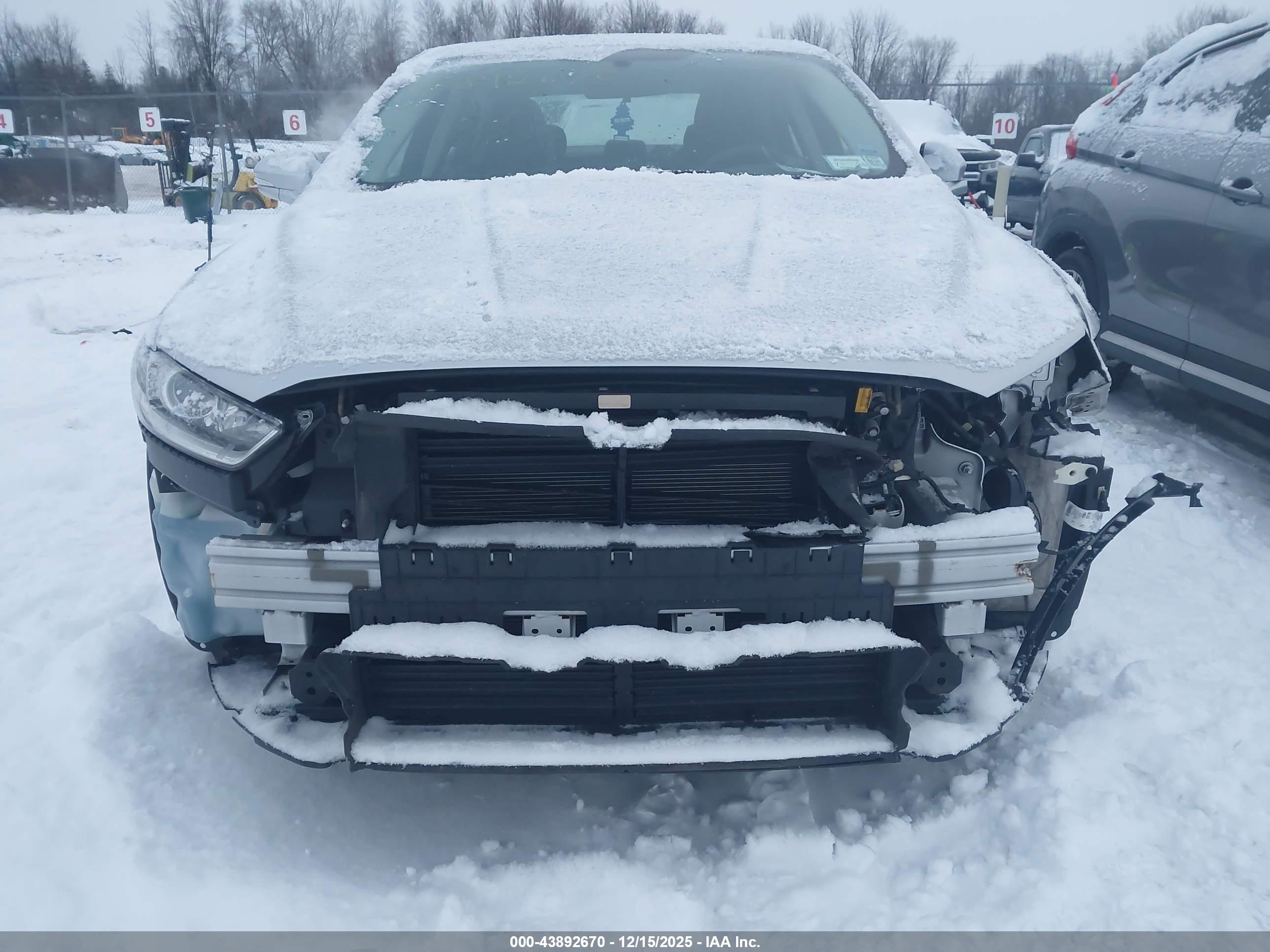 FORD FUSION image 6