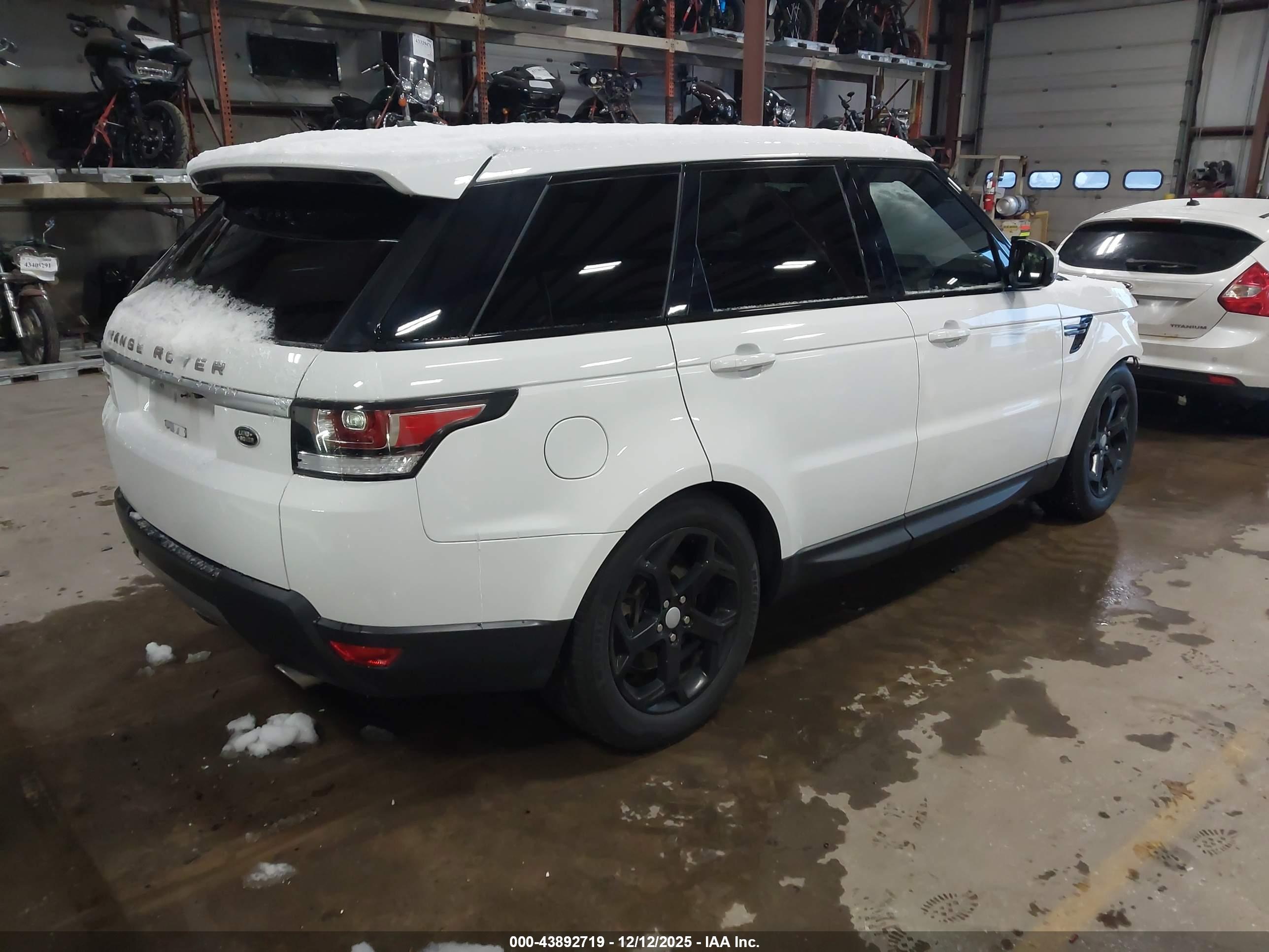 LAND ROVER image 4