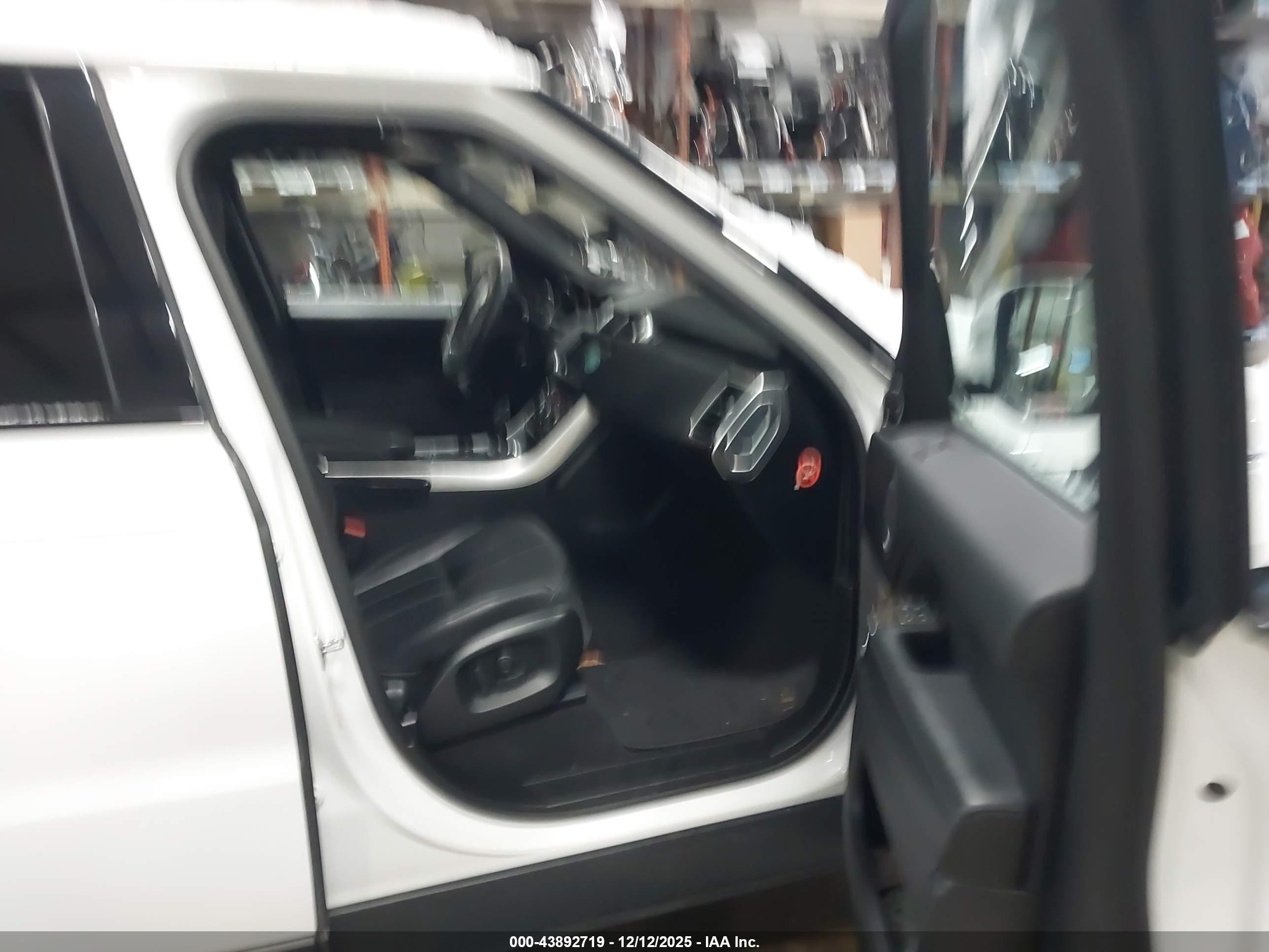 LAND ROVER image 5
