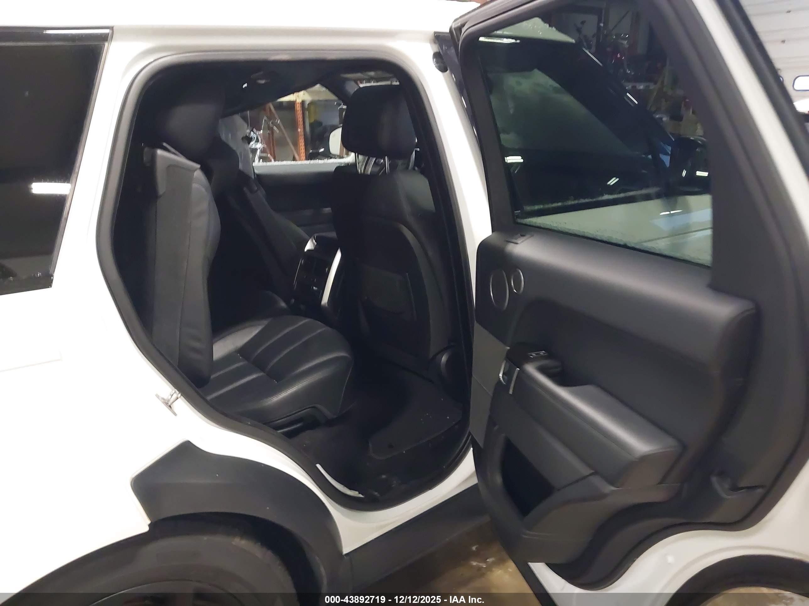 LAND ROVER image 8