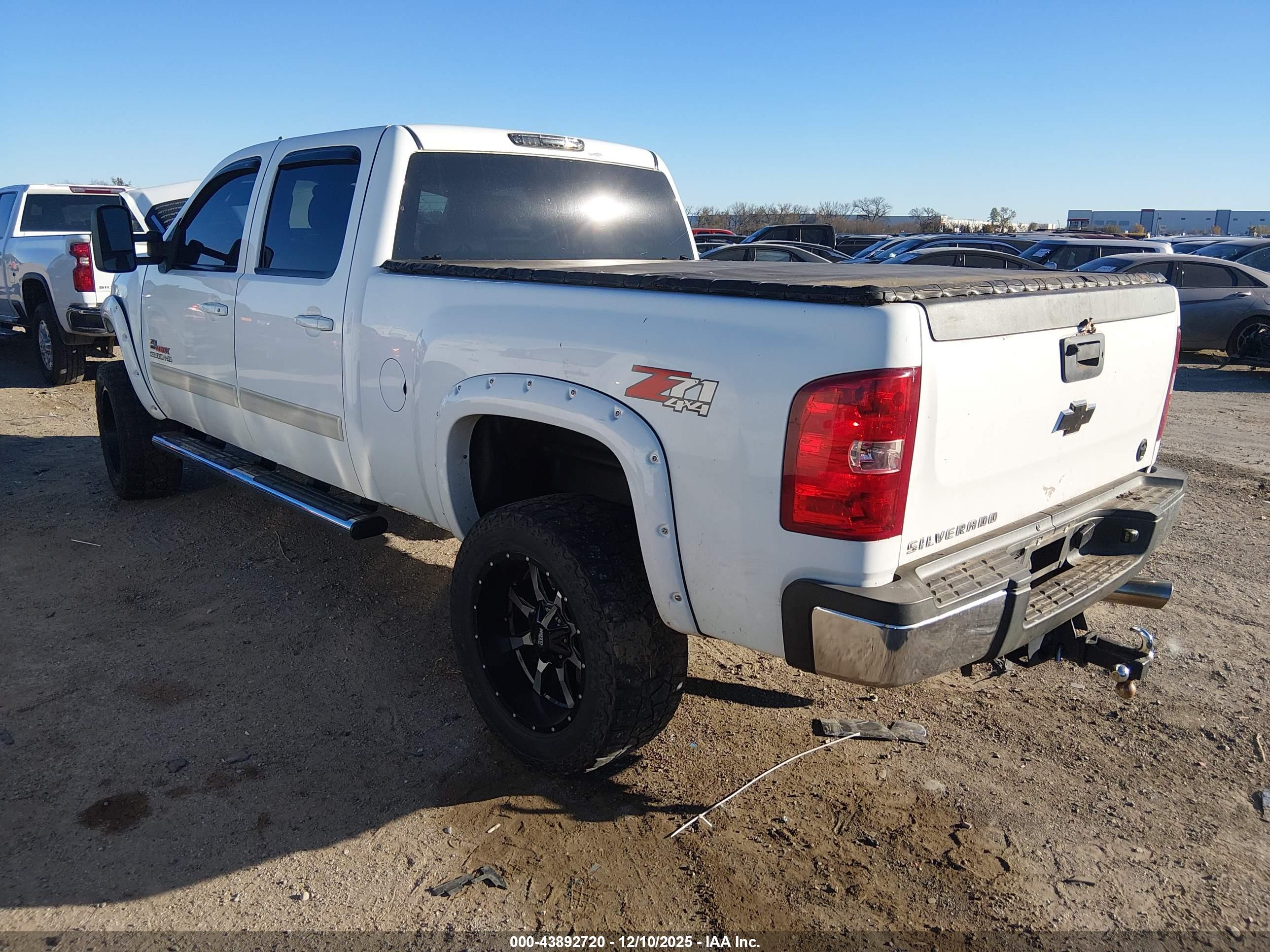 CHEVROLET SILVERADO image 3