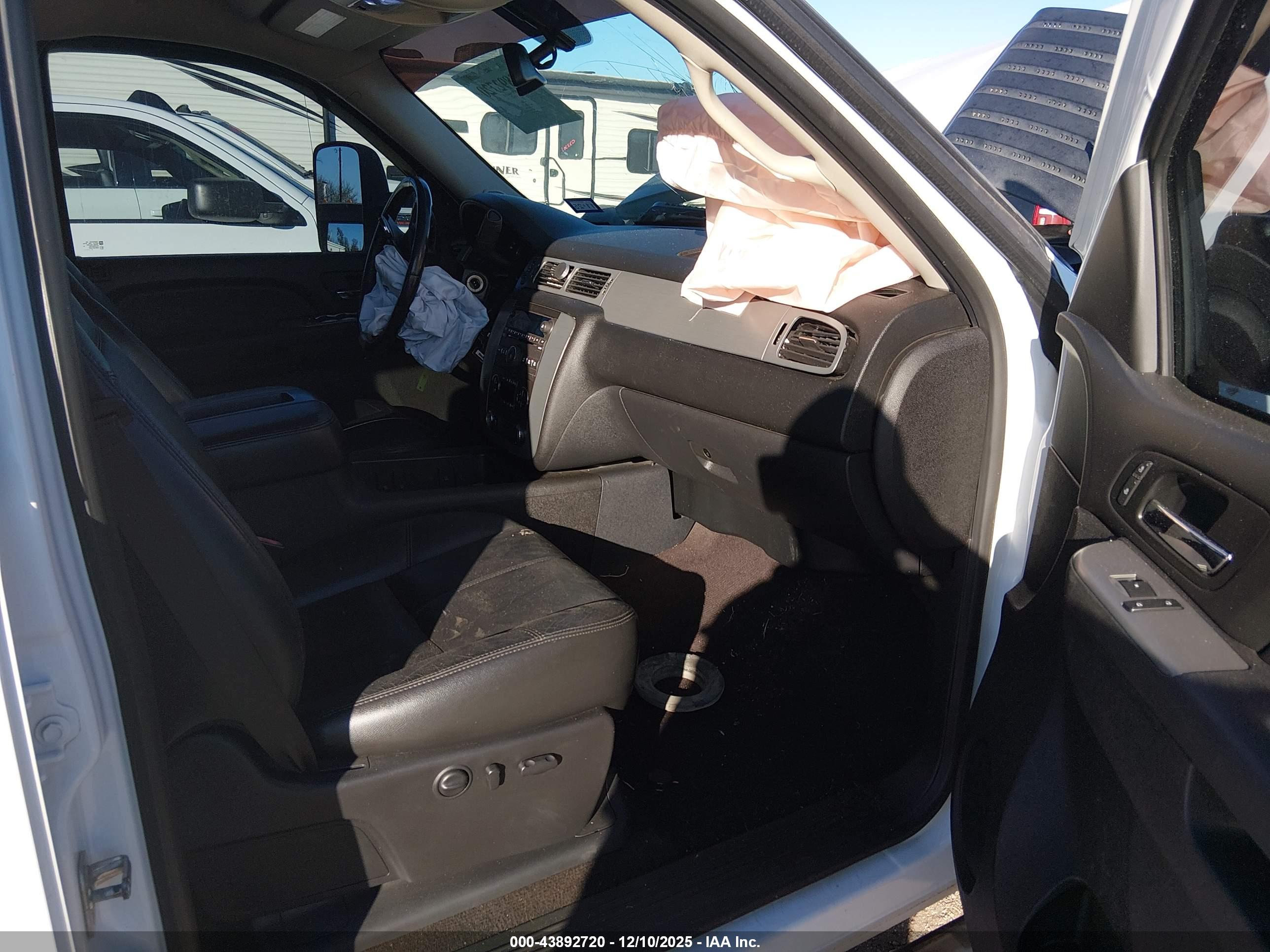 CHEVROLET SILVERADO image 5