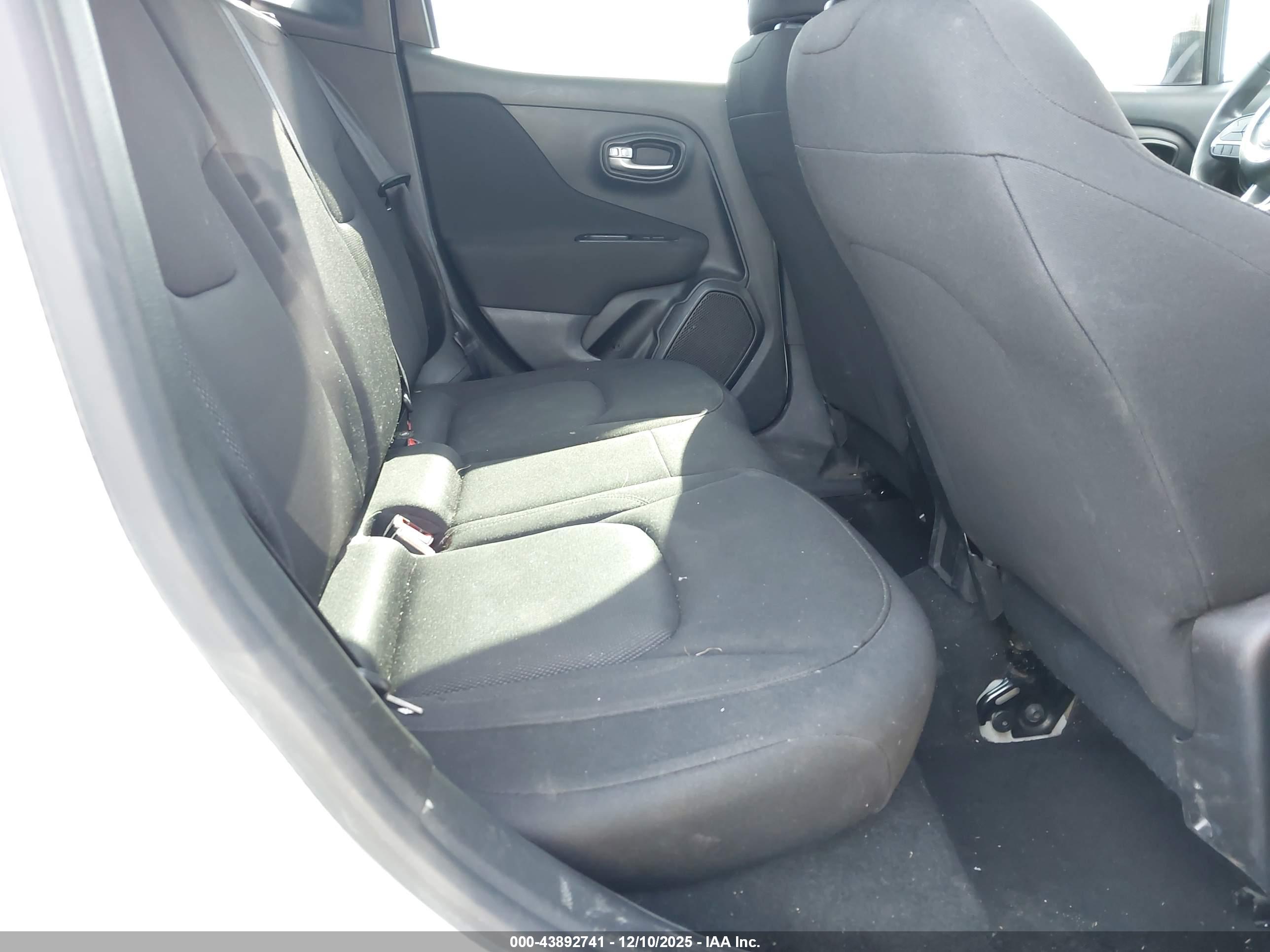 JEEP RENEGADE image 8