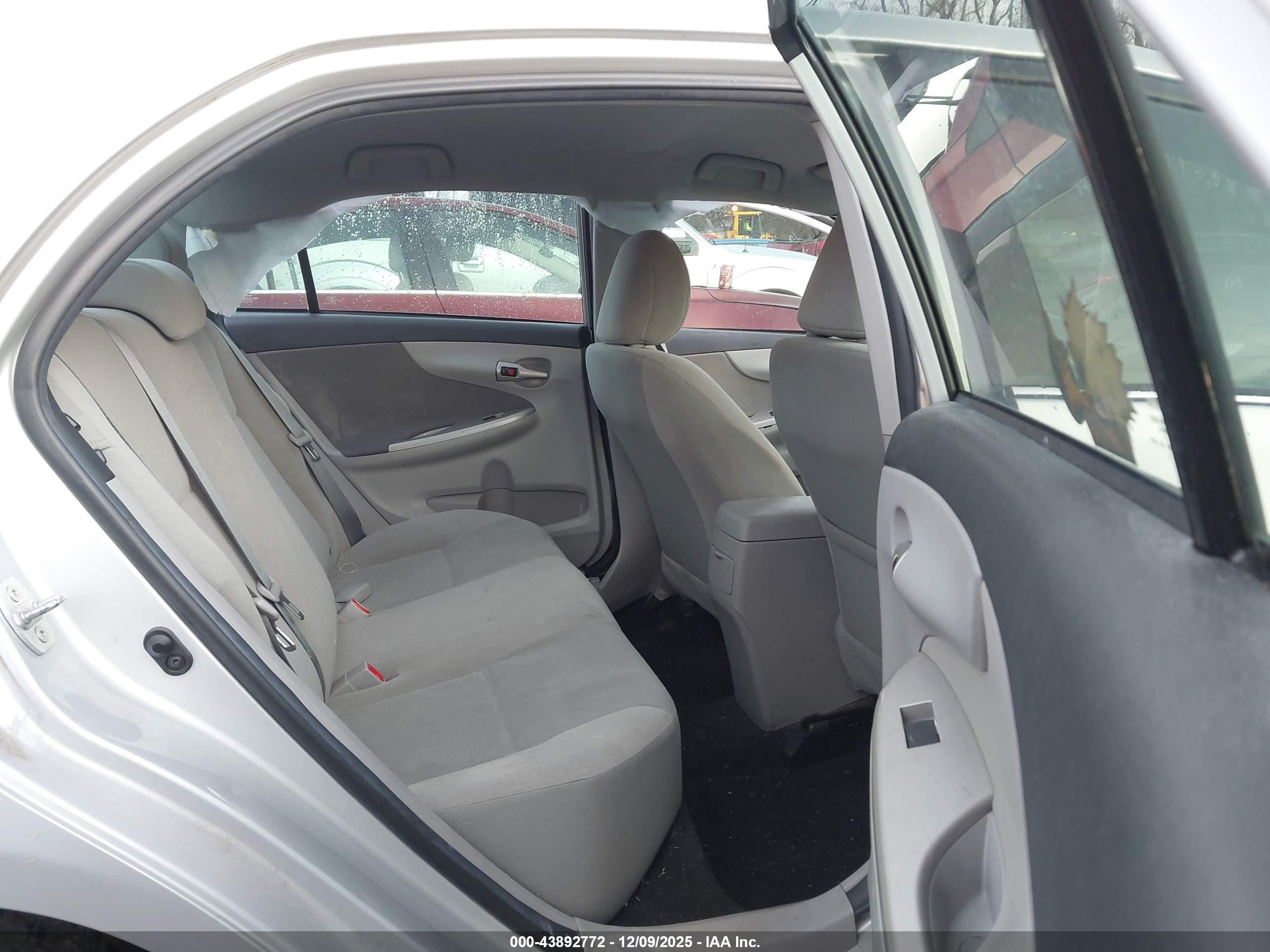 TOYOTA COROLLA image 8