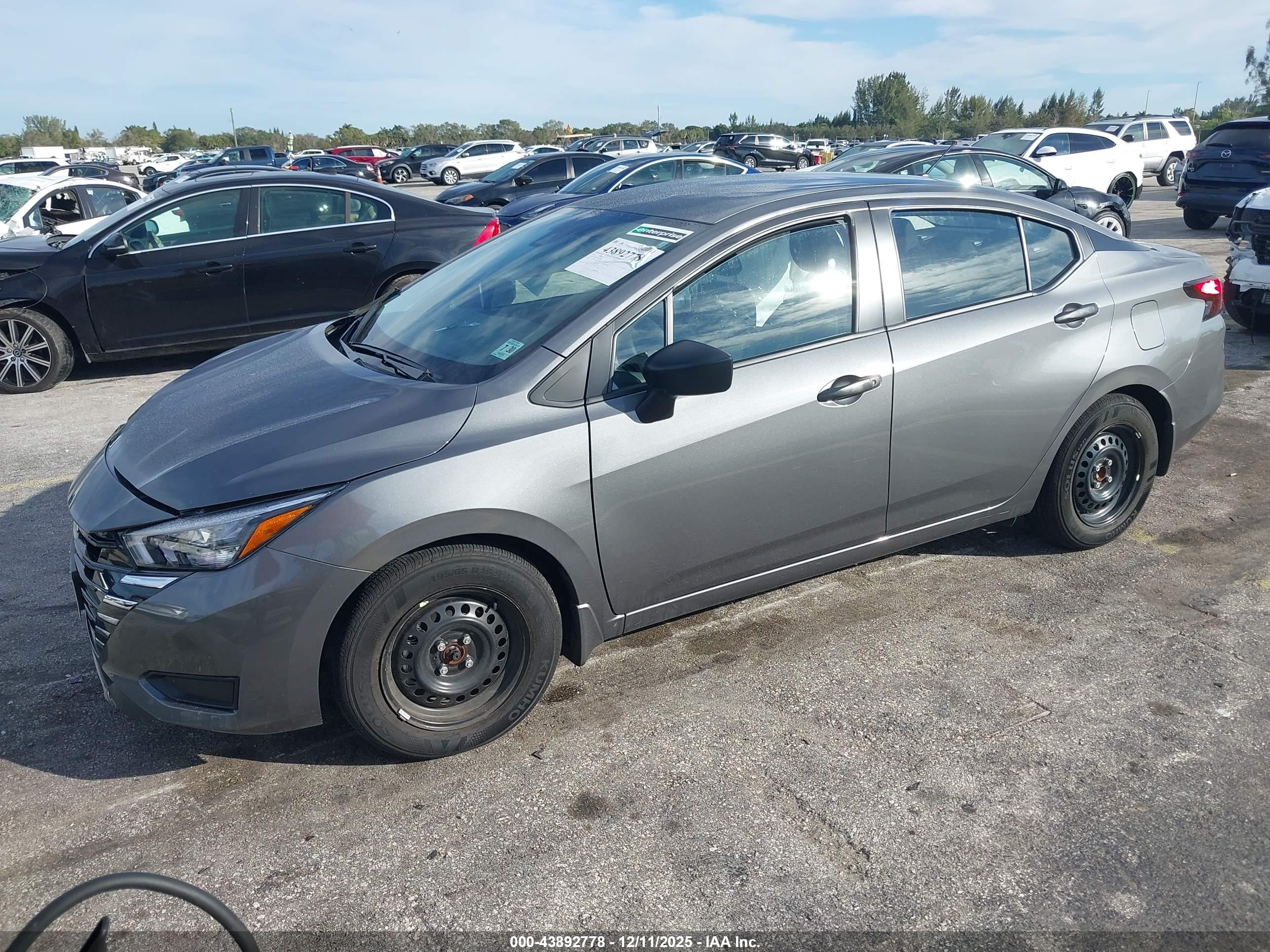 NISSAN VERSA image 2