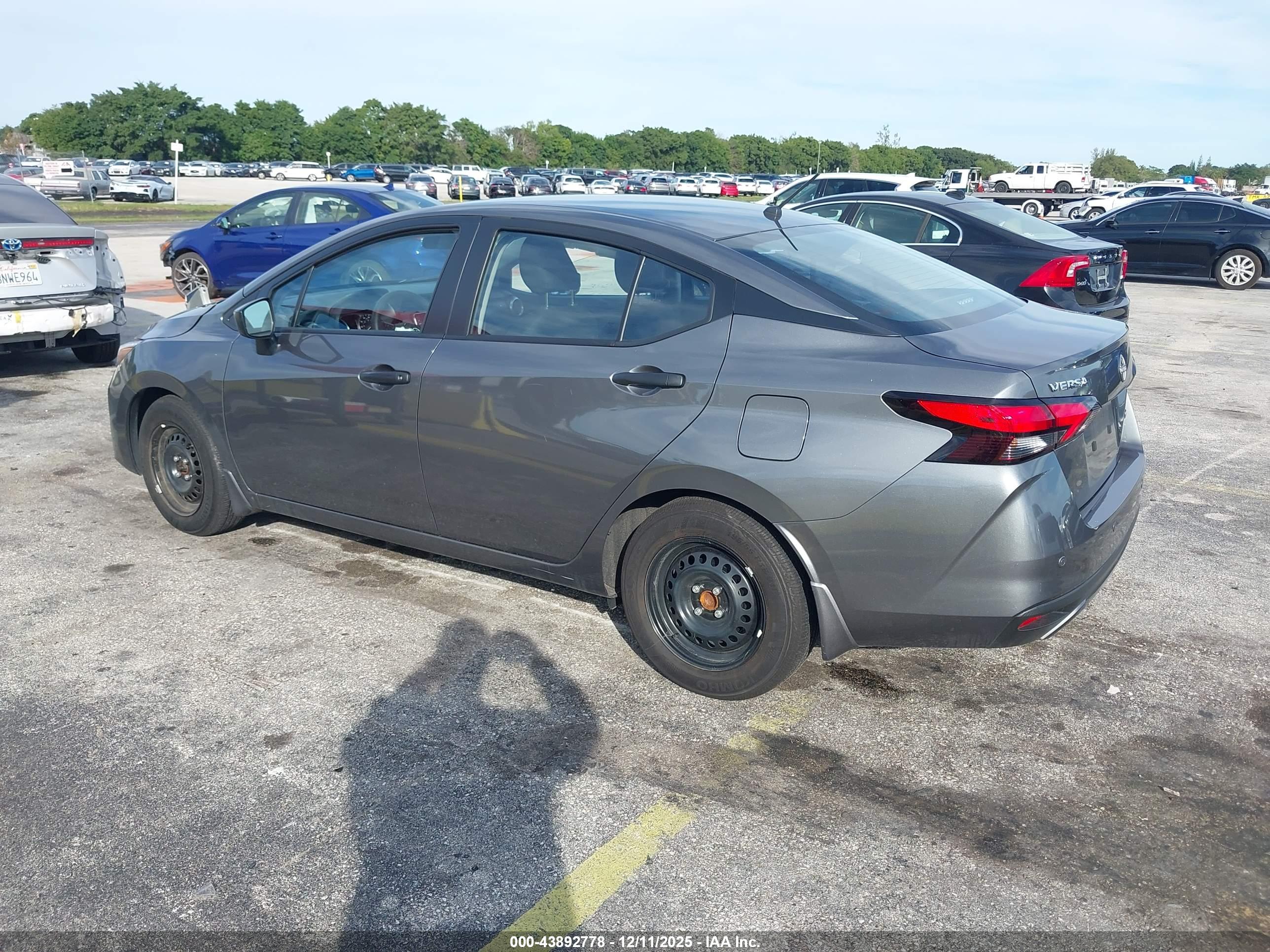 NISSAN VERSA image 3