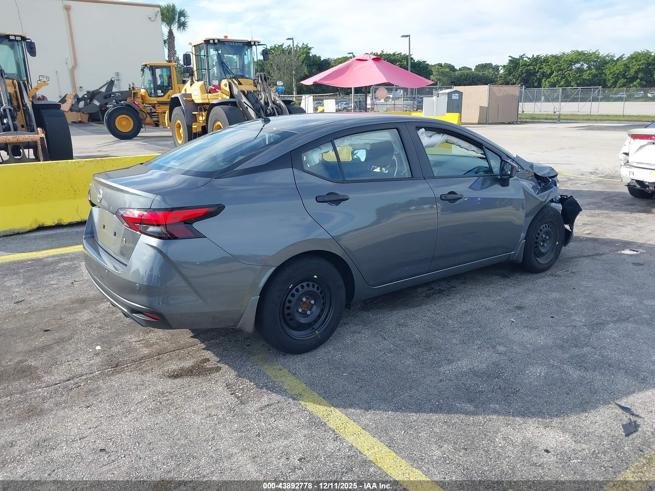 NISSAN VERSA image 4