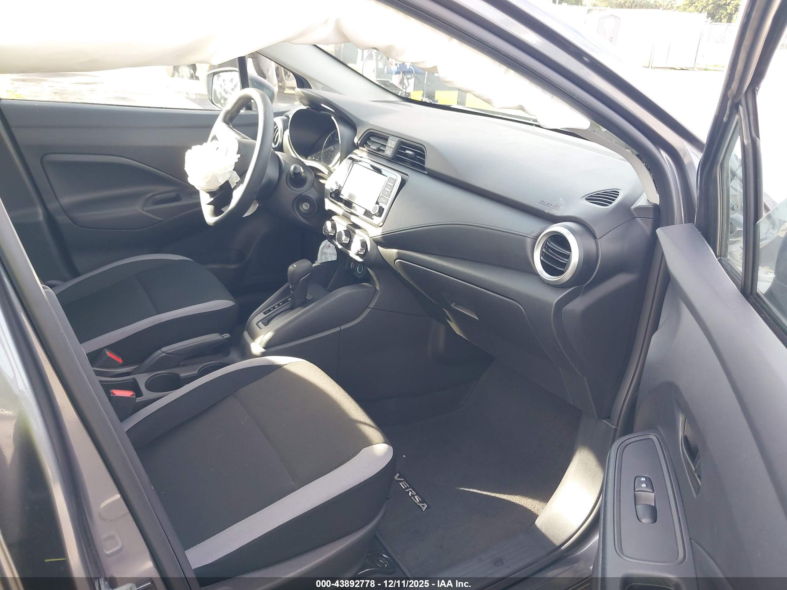 NISSAN VERSA image 5