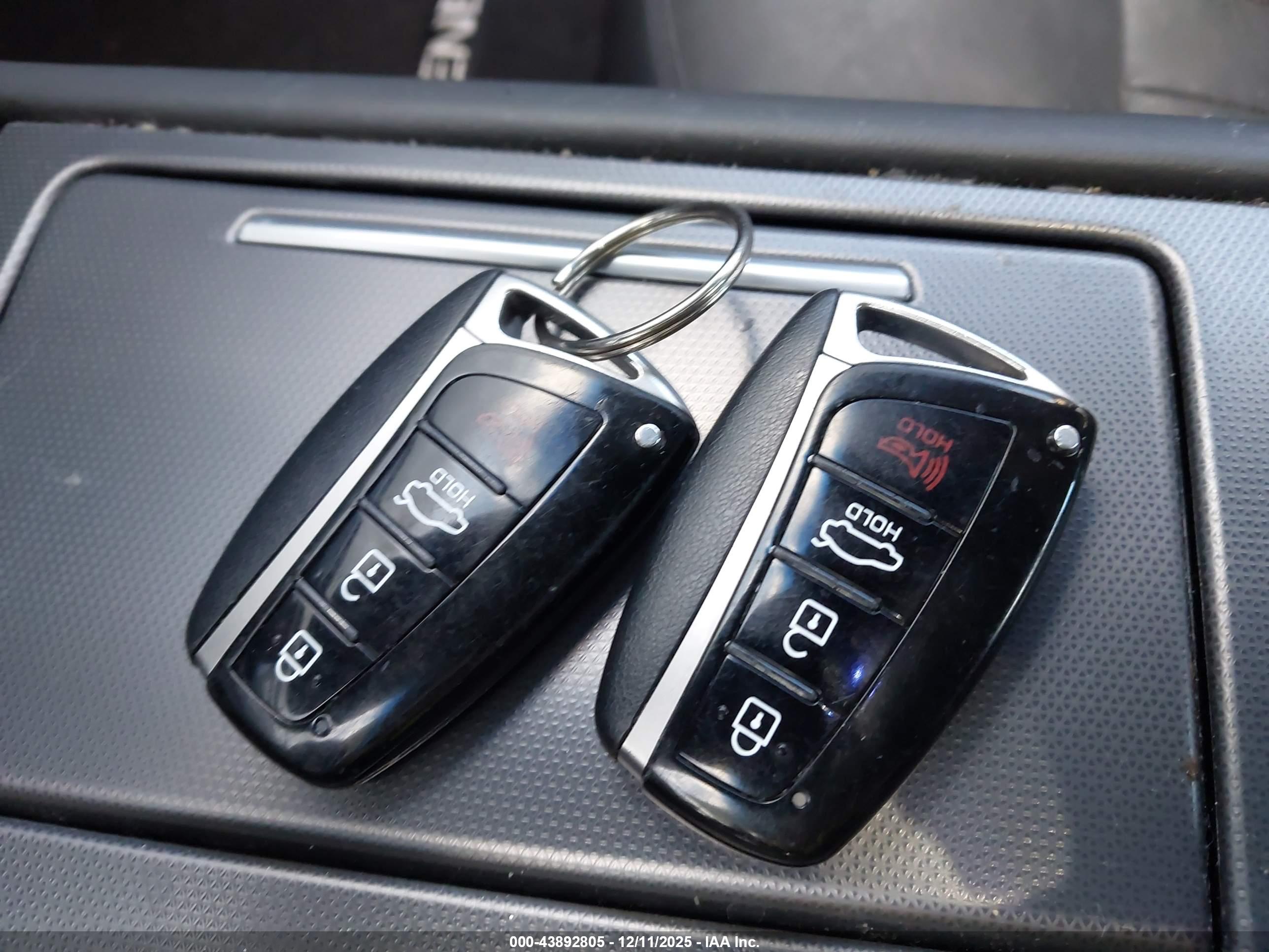 HYUNDAI GENESIS image 11