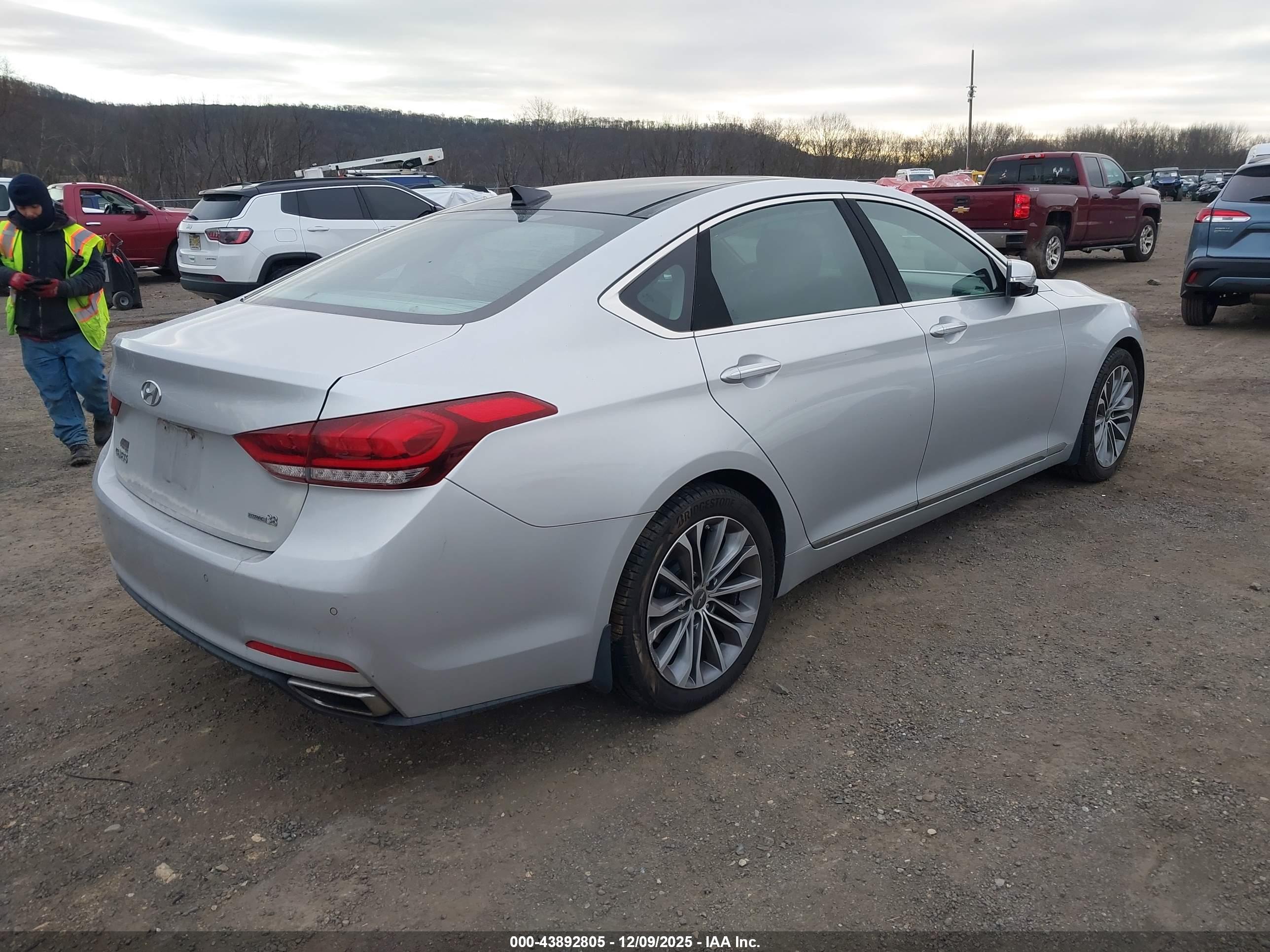 HYUNDAI GENESIS image 4