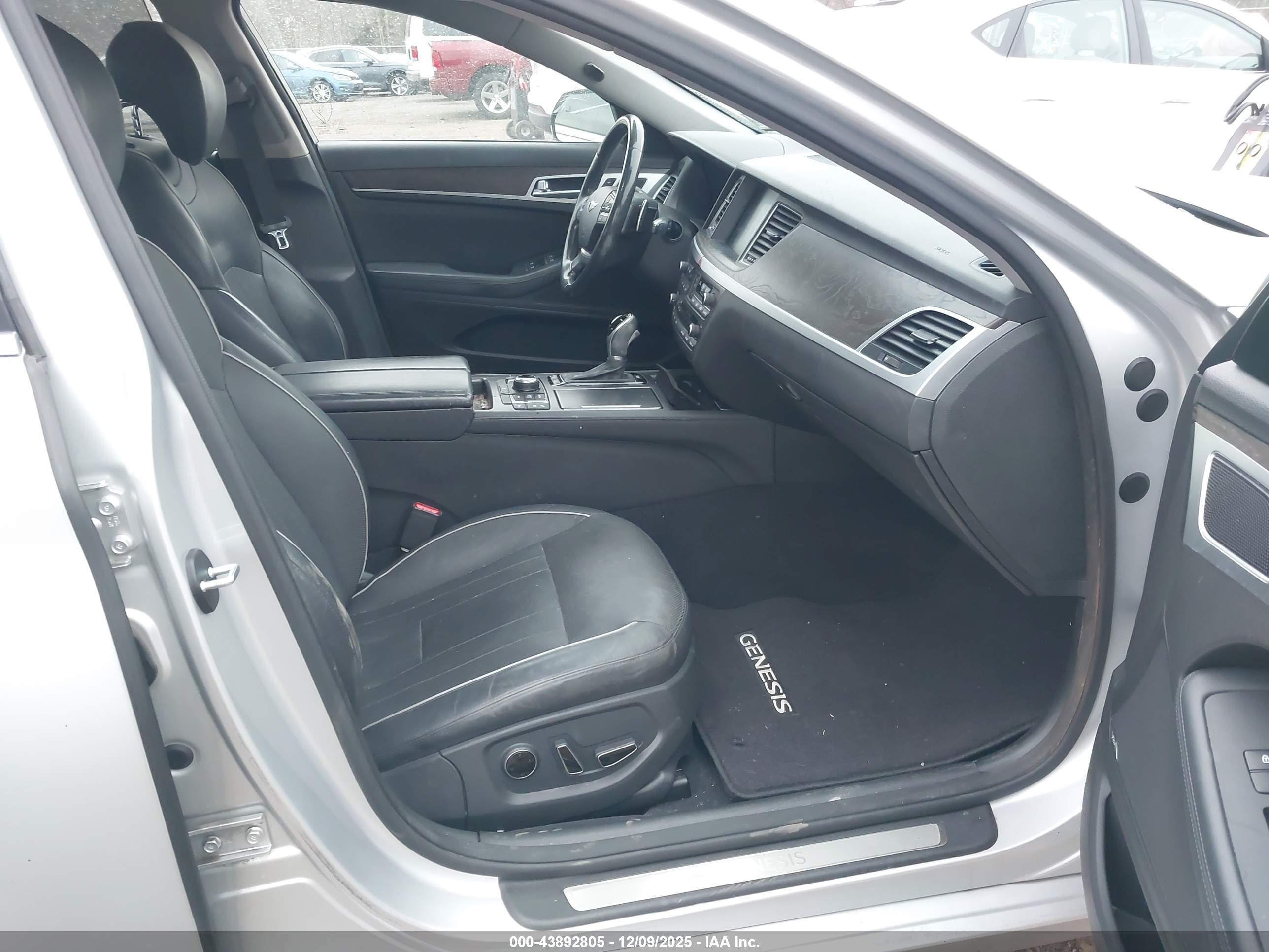 HYUNDAI GENESIS image 5