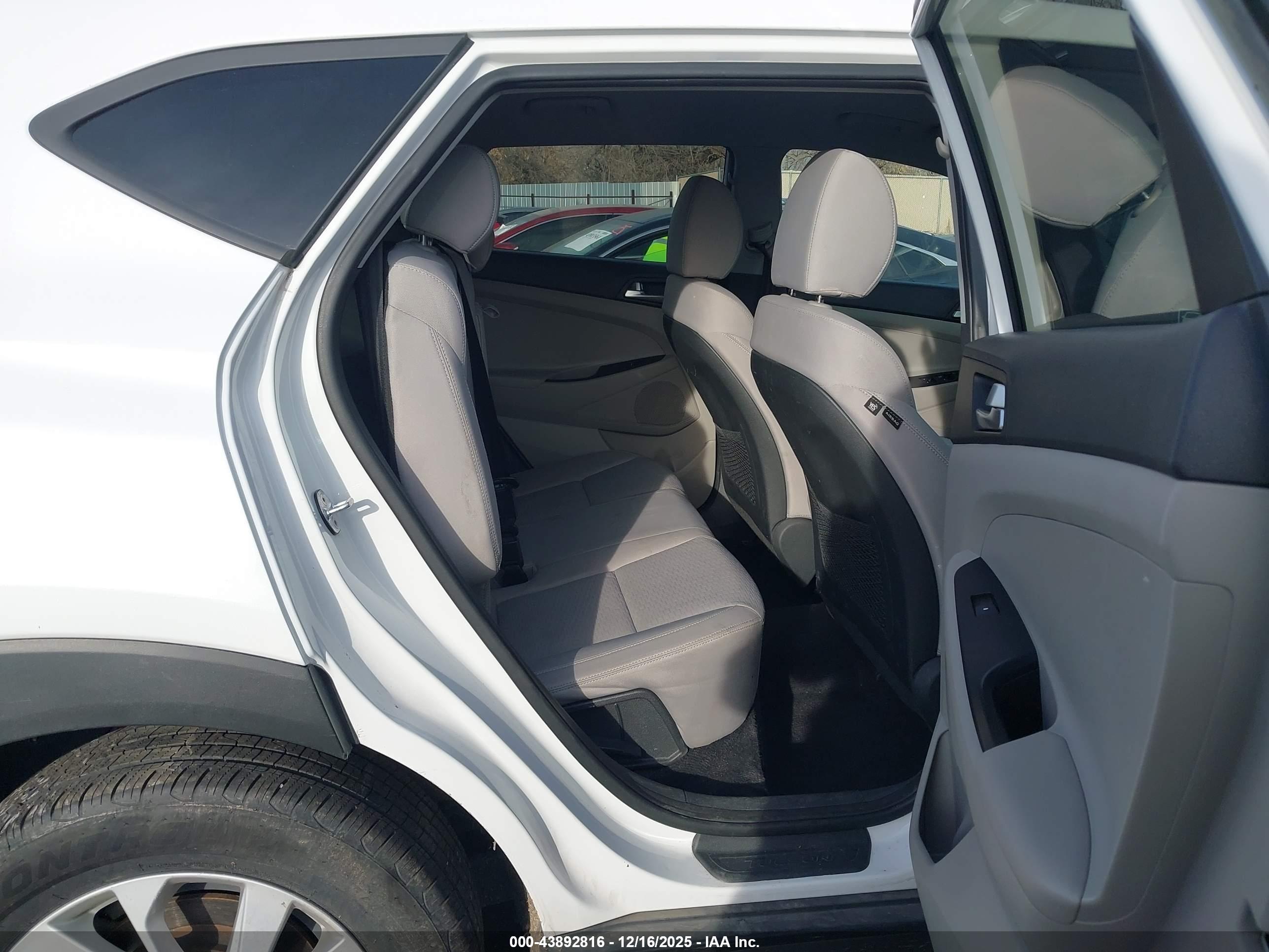 HYUNDAI TUCSON image 8