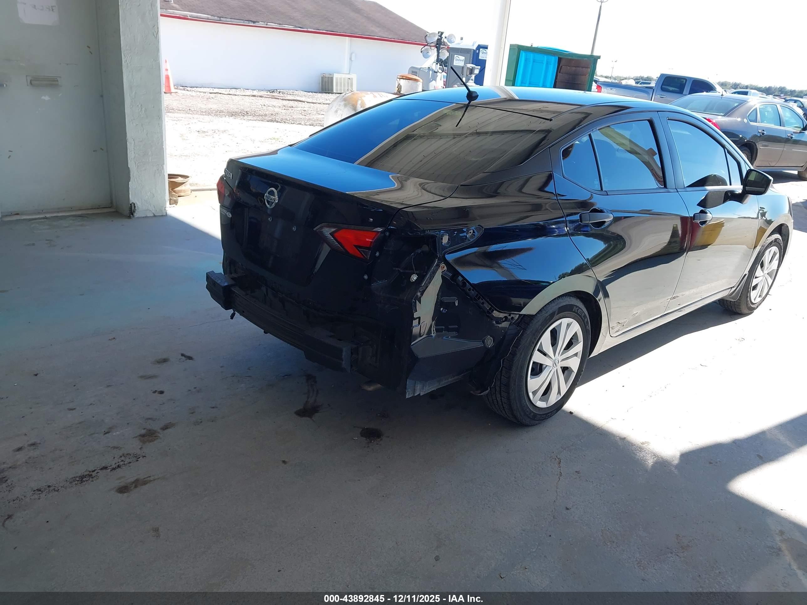 NISSAN VERSA image 4