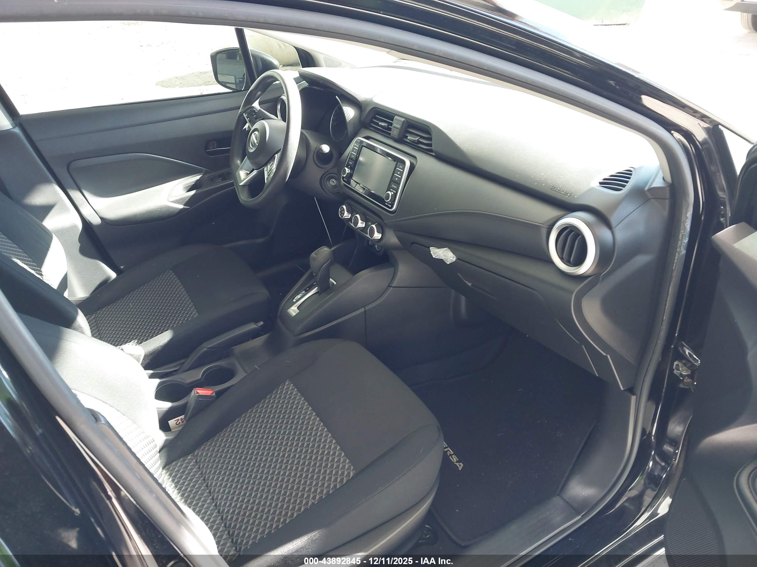 NISSAN VERSA image 5