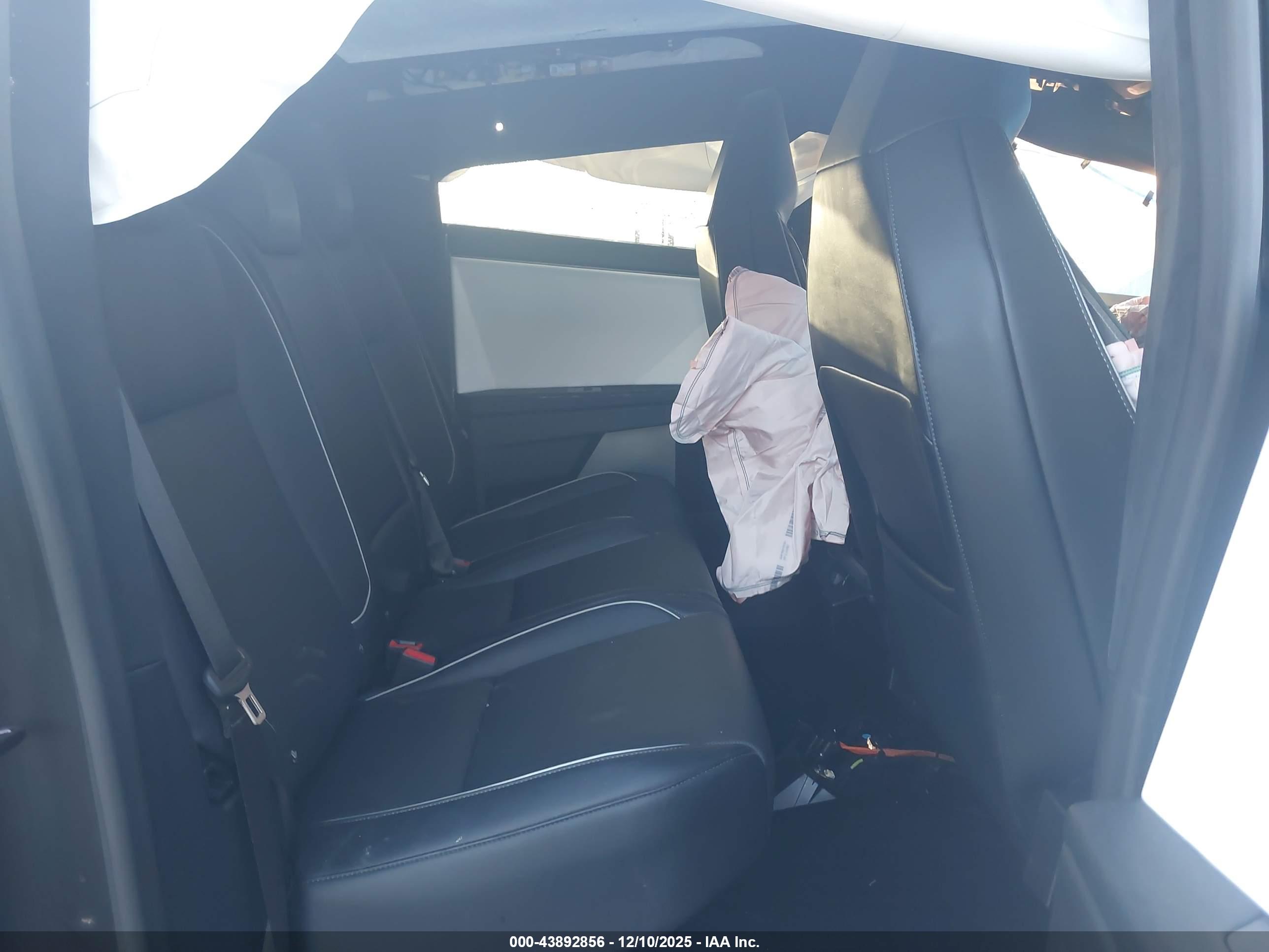 TESLA CYBERTRUCK image 8