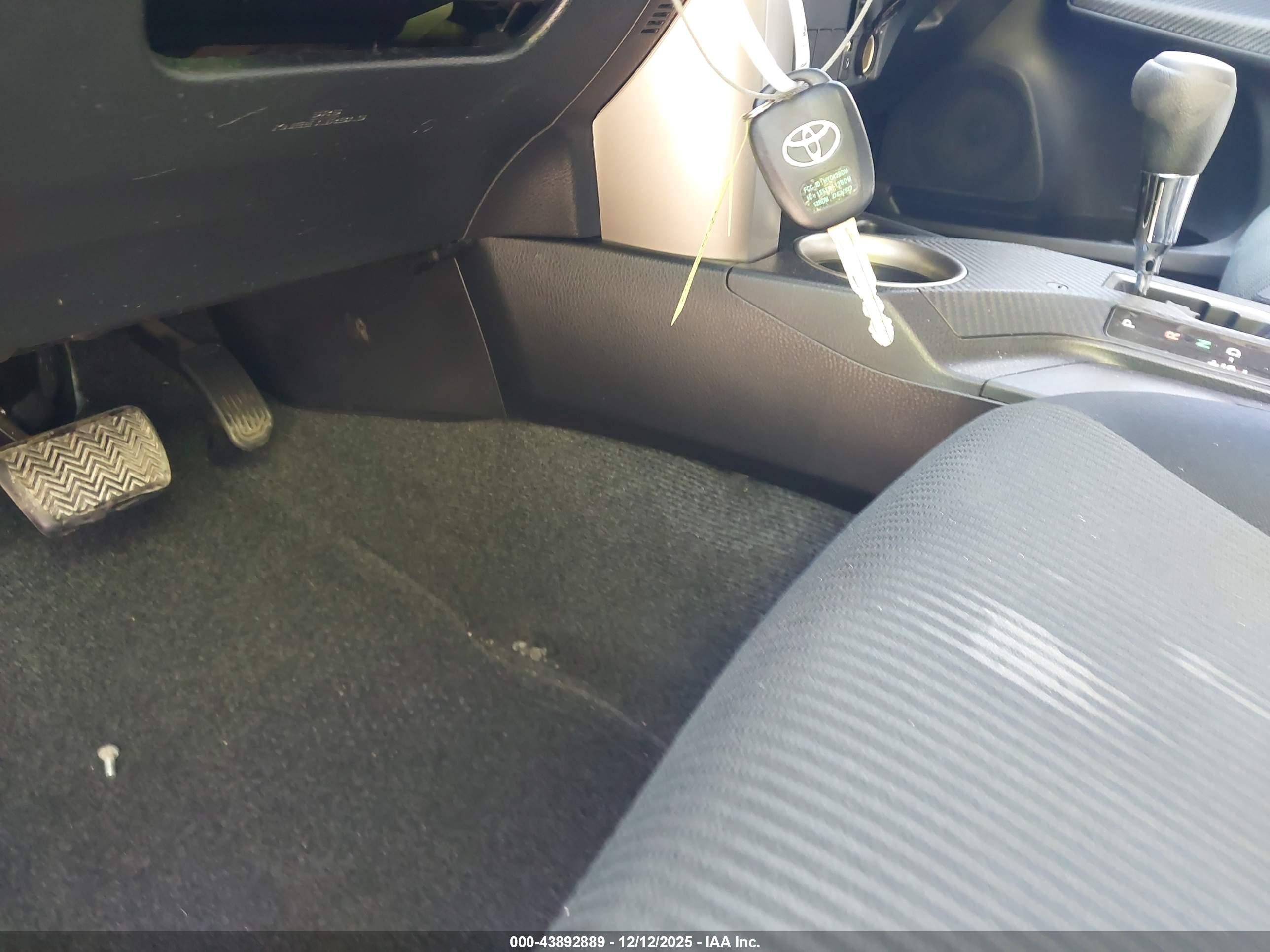 TOYOTA RAV4 image 11