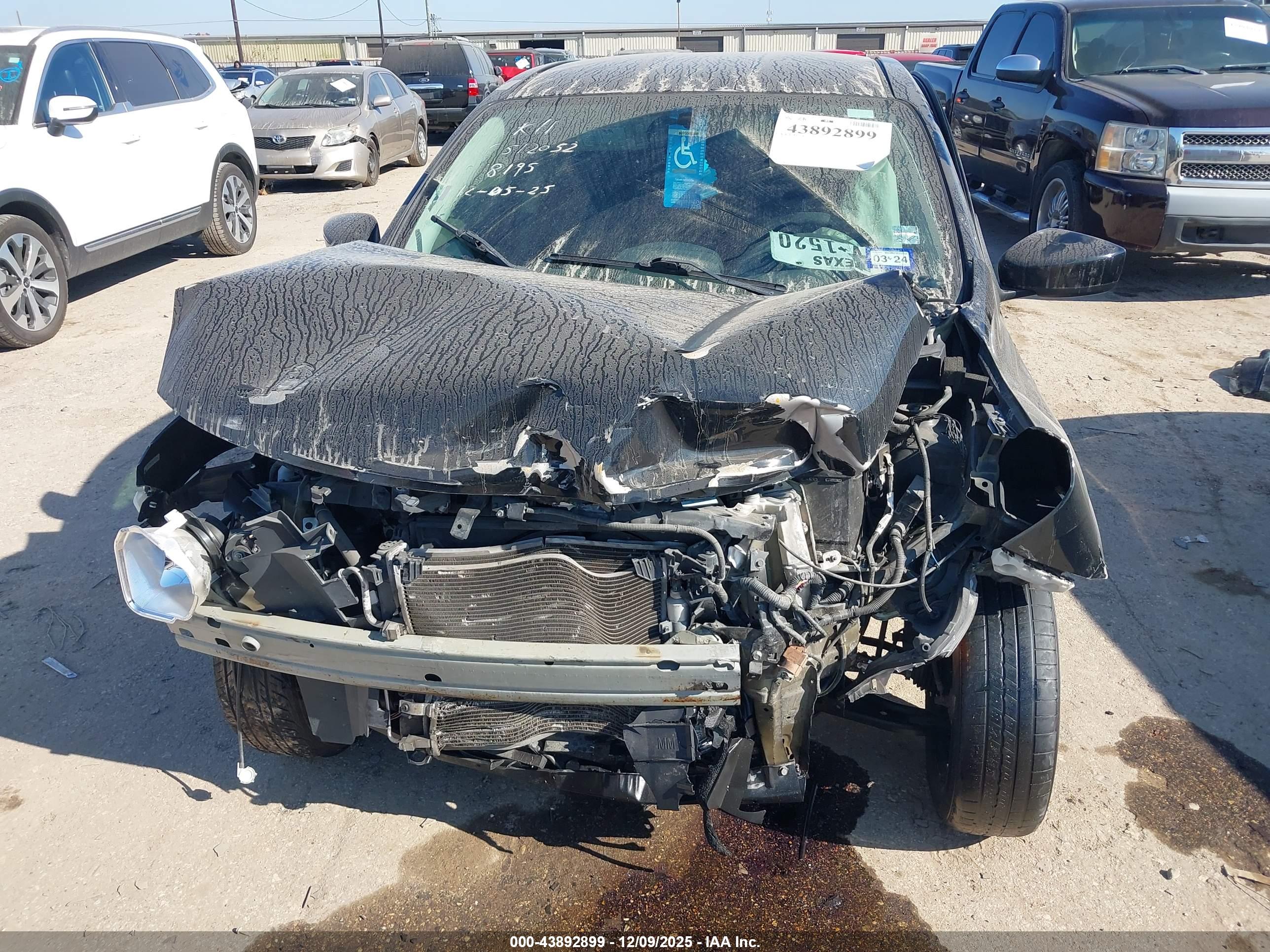 NISSAN VERSA image 10