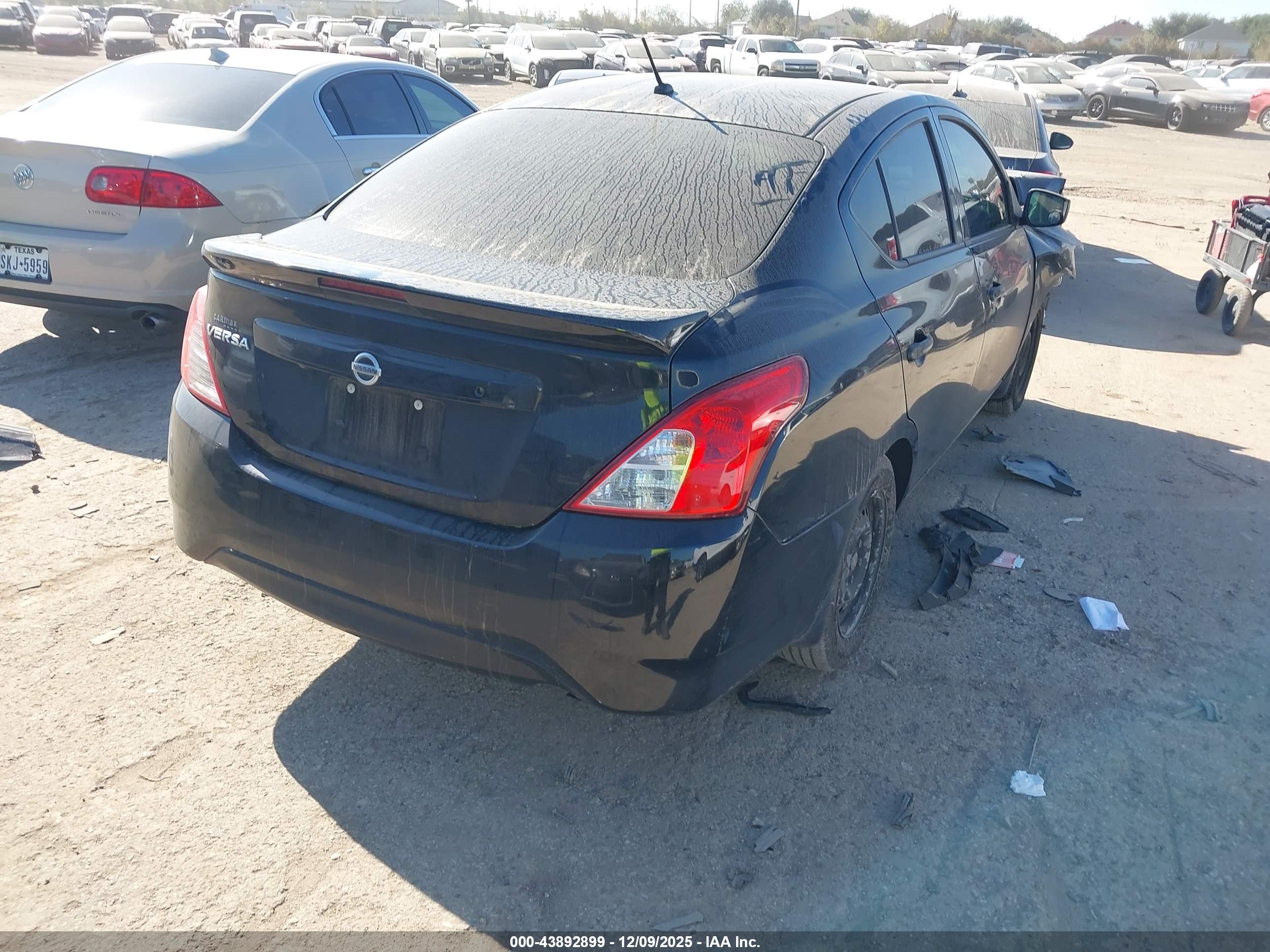 NISSAN VERSA image 4