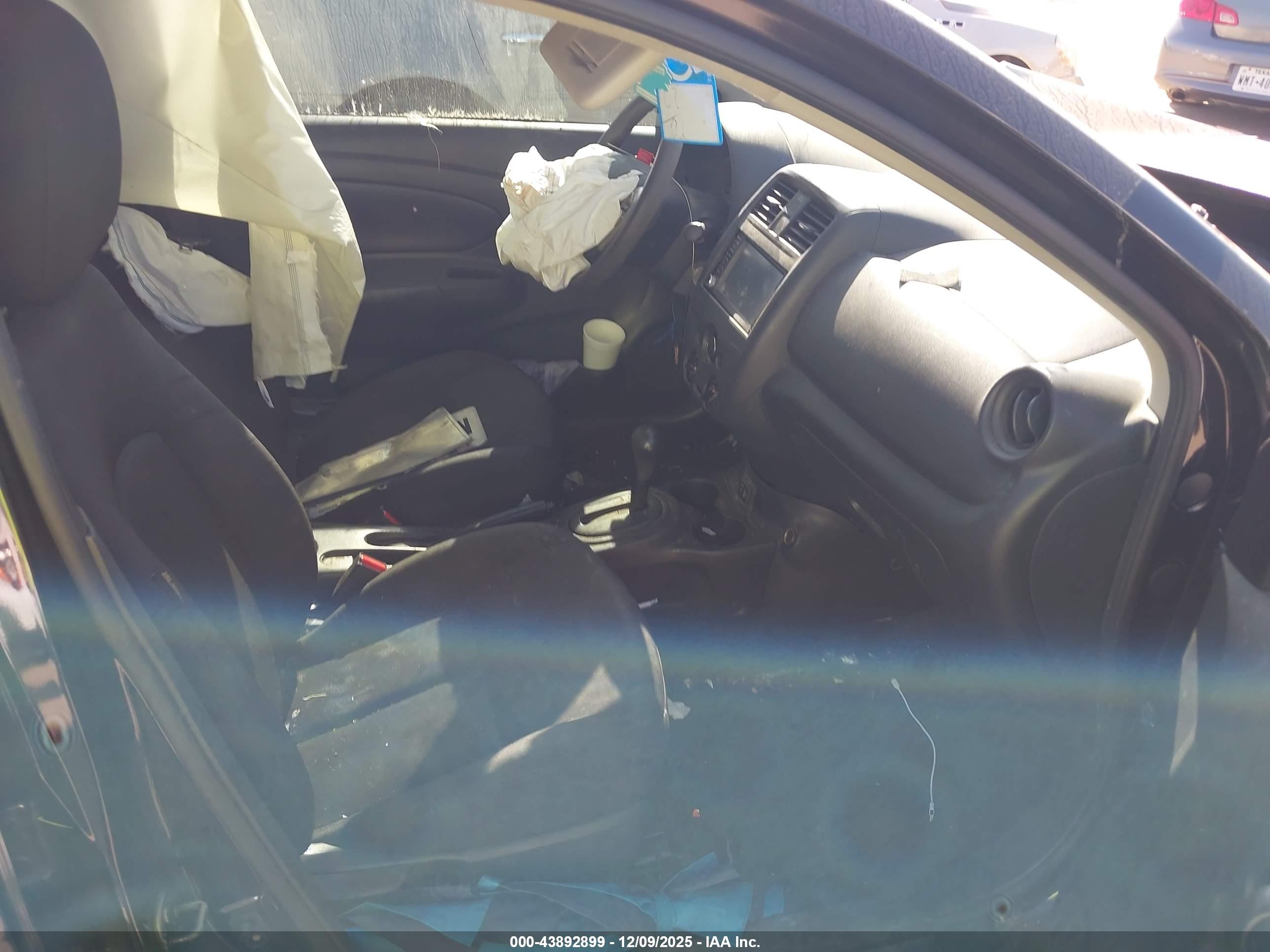 NISSAN VERSA image 5