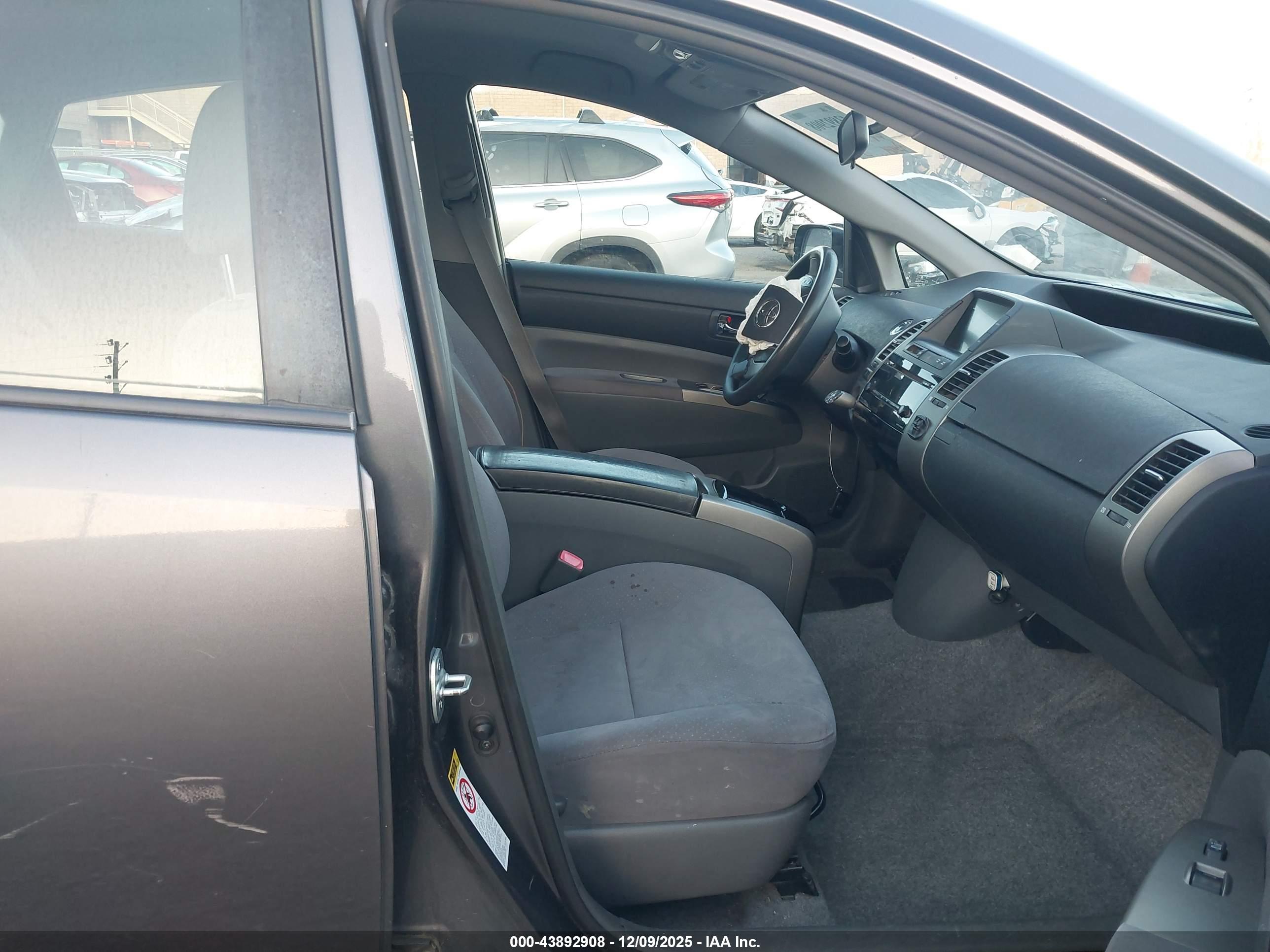 TOYOTA PRIUS image 5