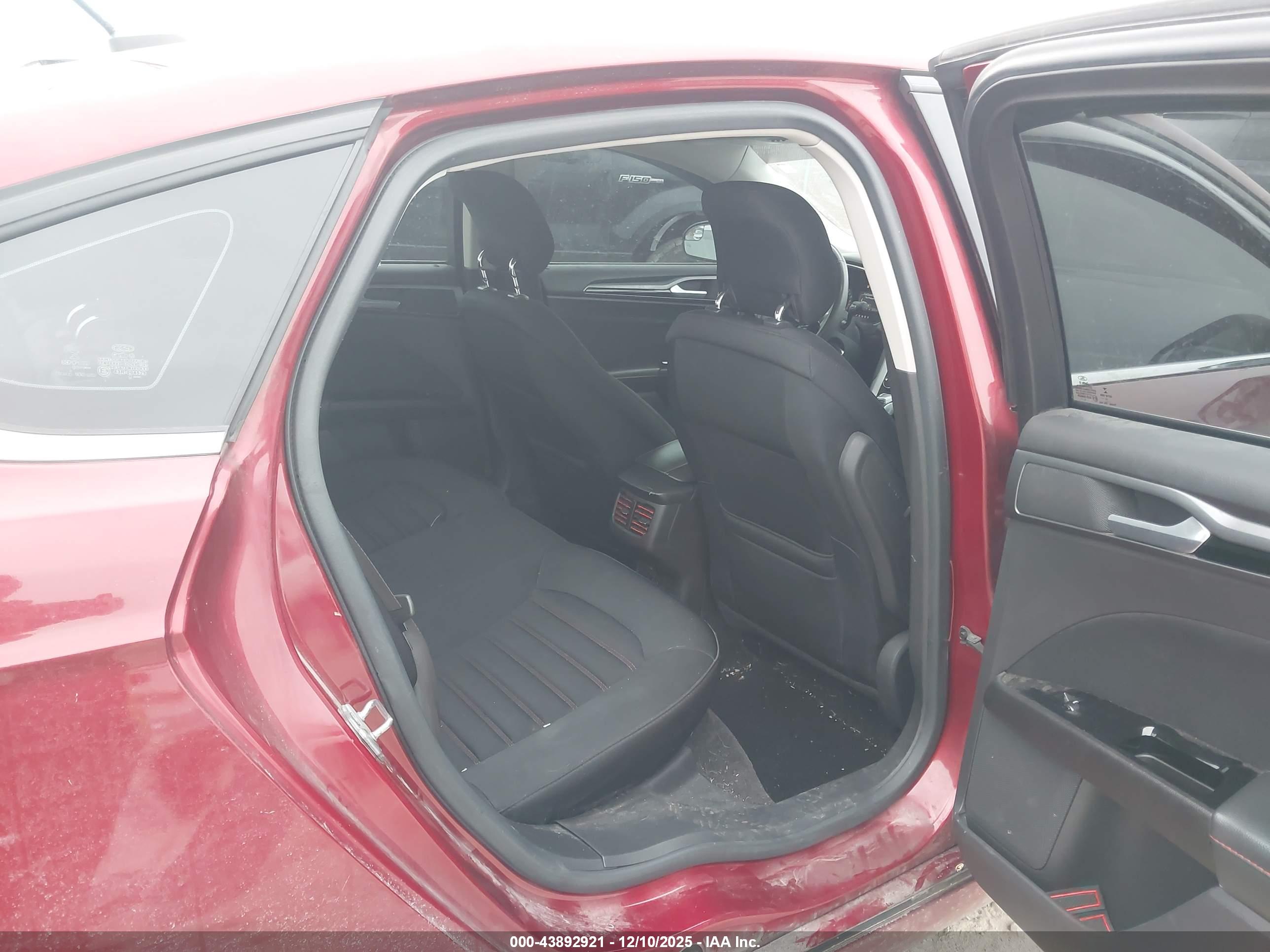 FORD FUSION image 8