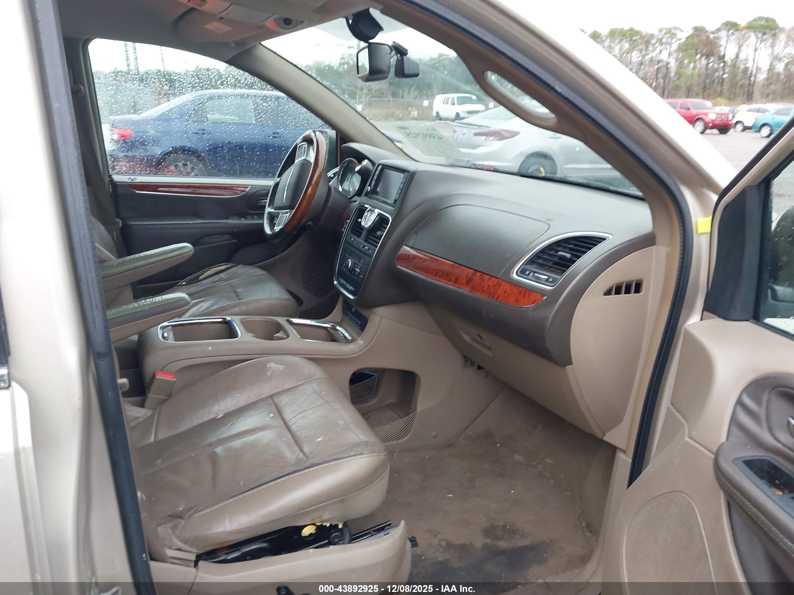 CHRYSLER TOWN image 5