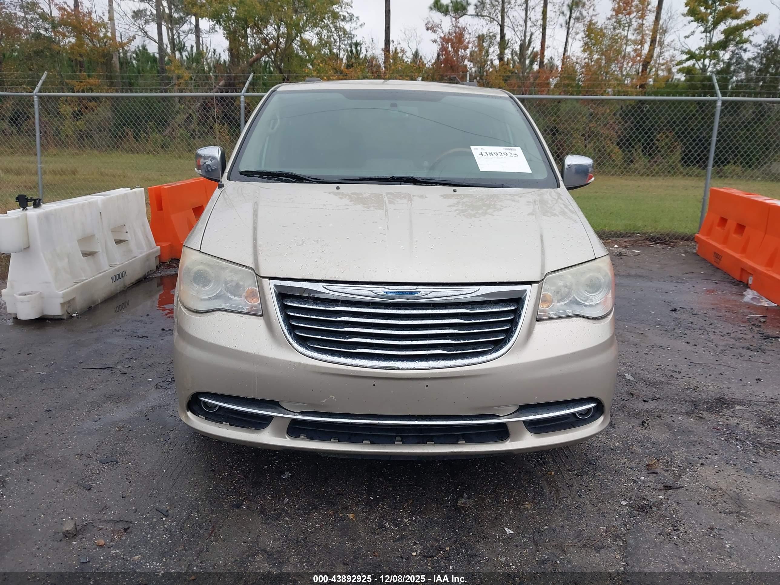 CHRYSLER TOWN image 6