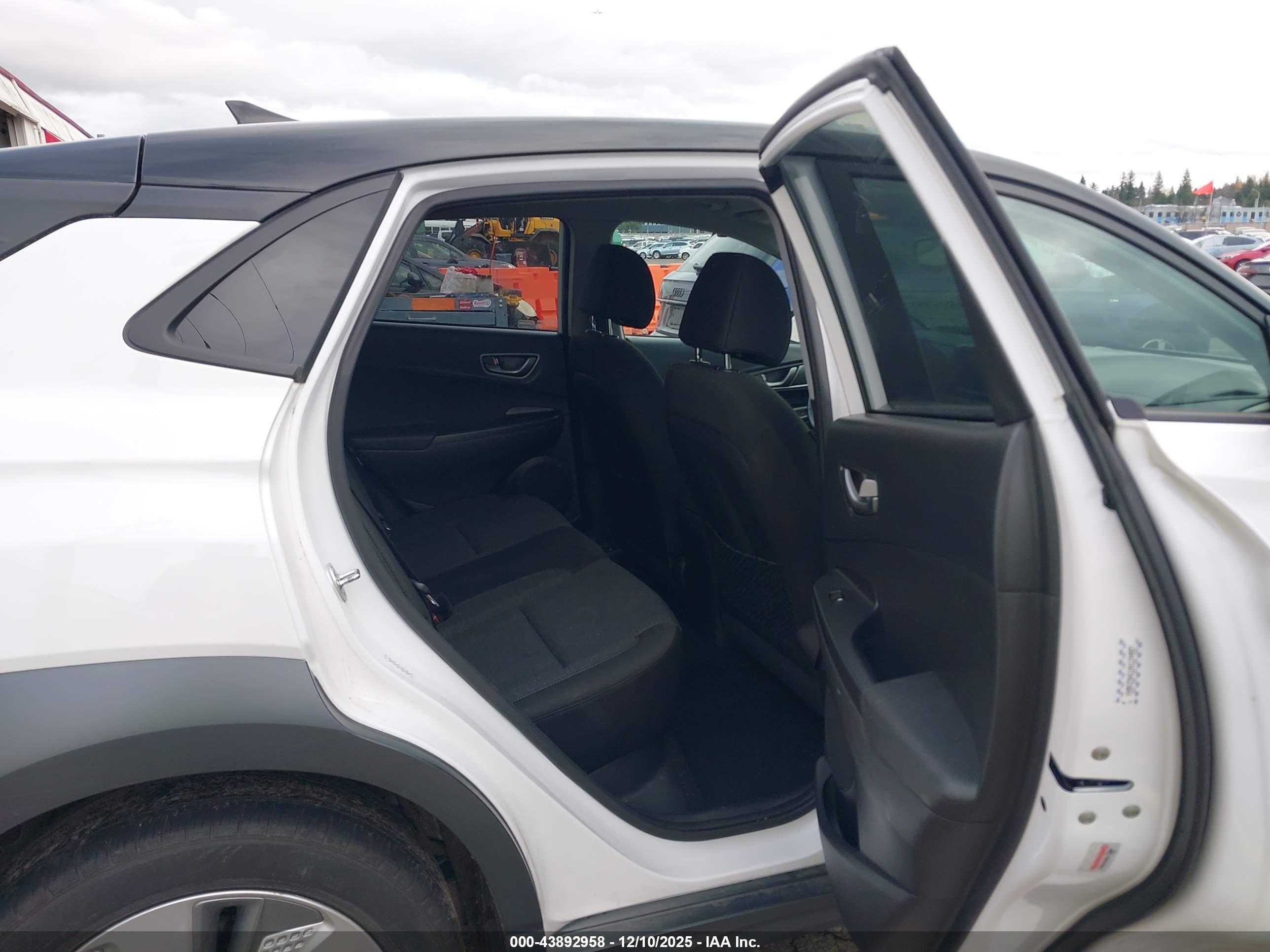 HYUNDAI KONA image 8