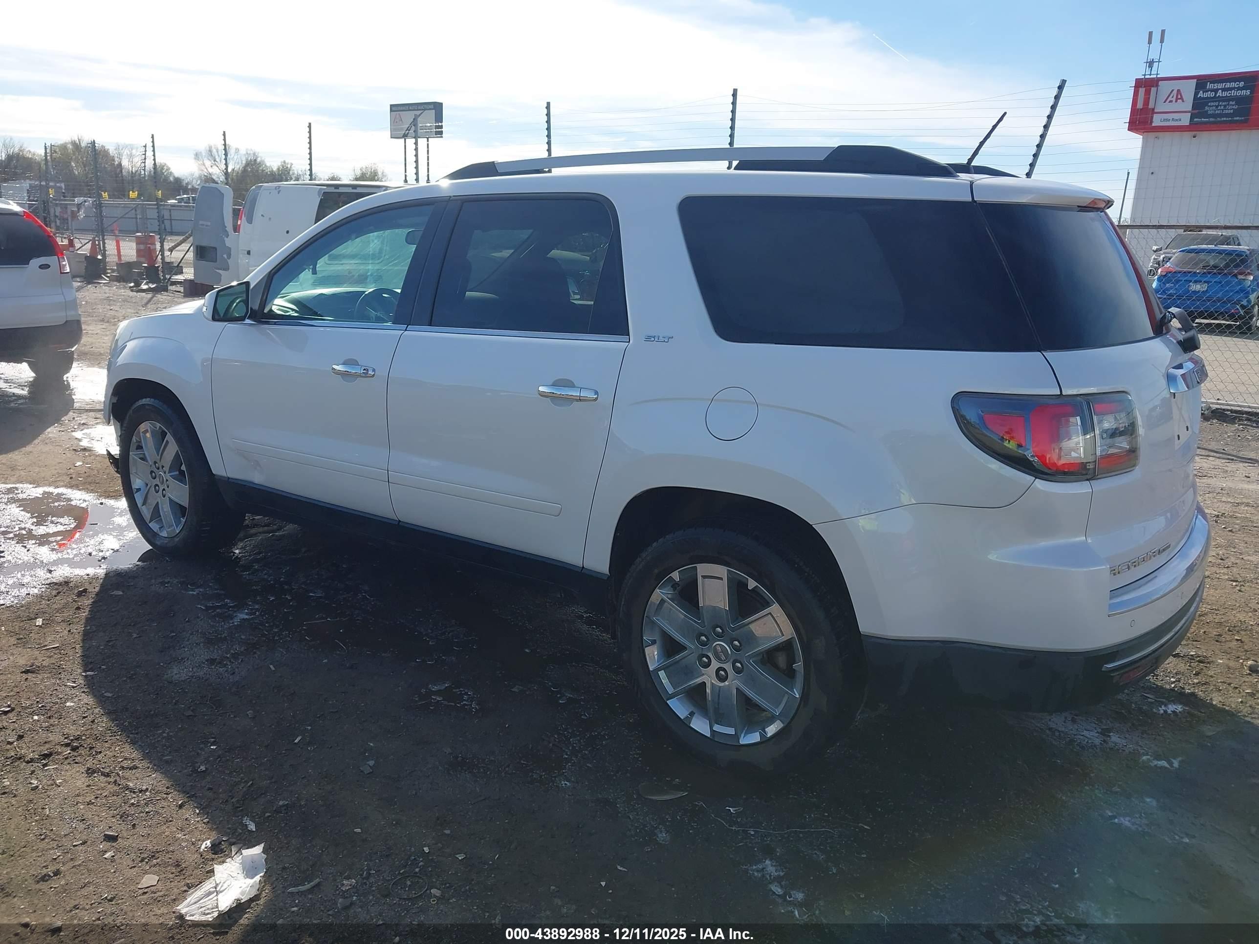 GMC ACADIA image 3