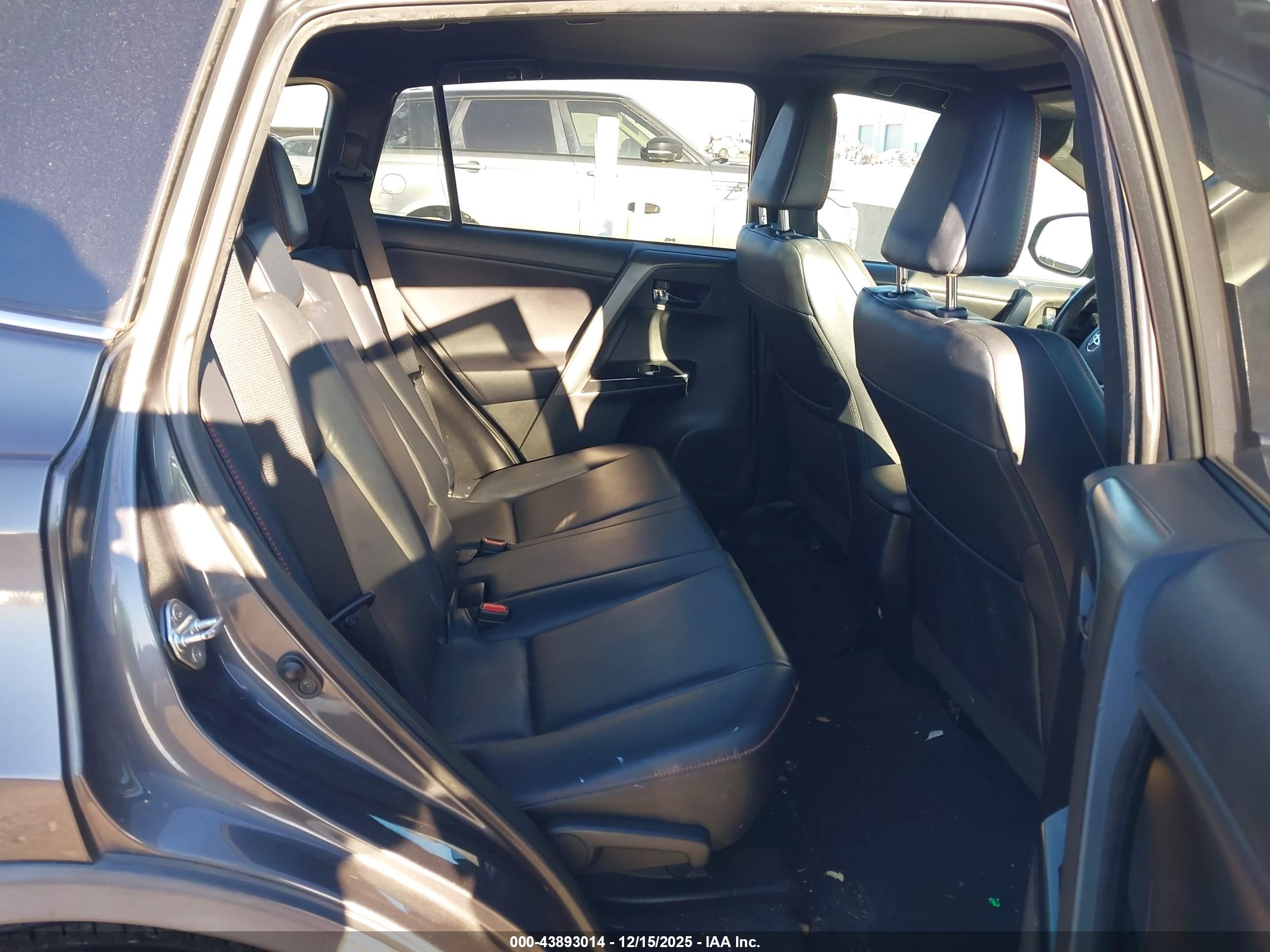 TOYOTA RAV4 image 8