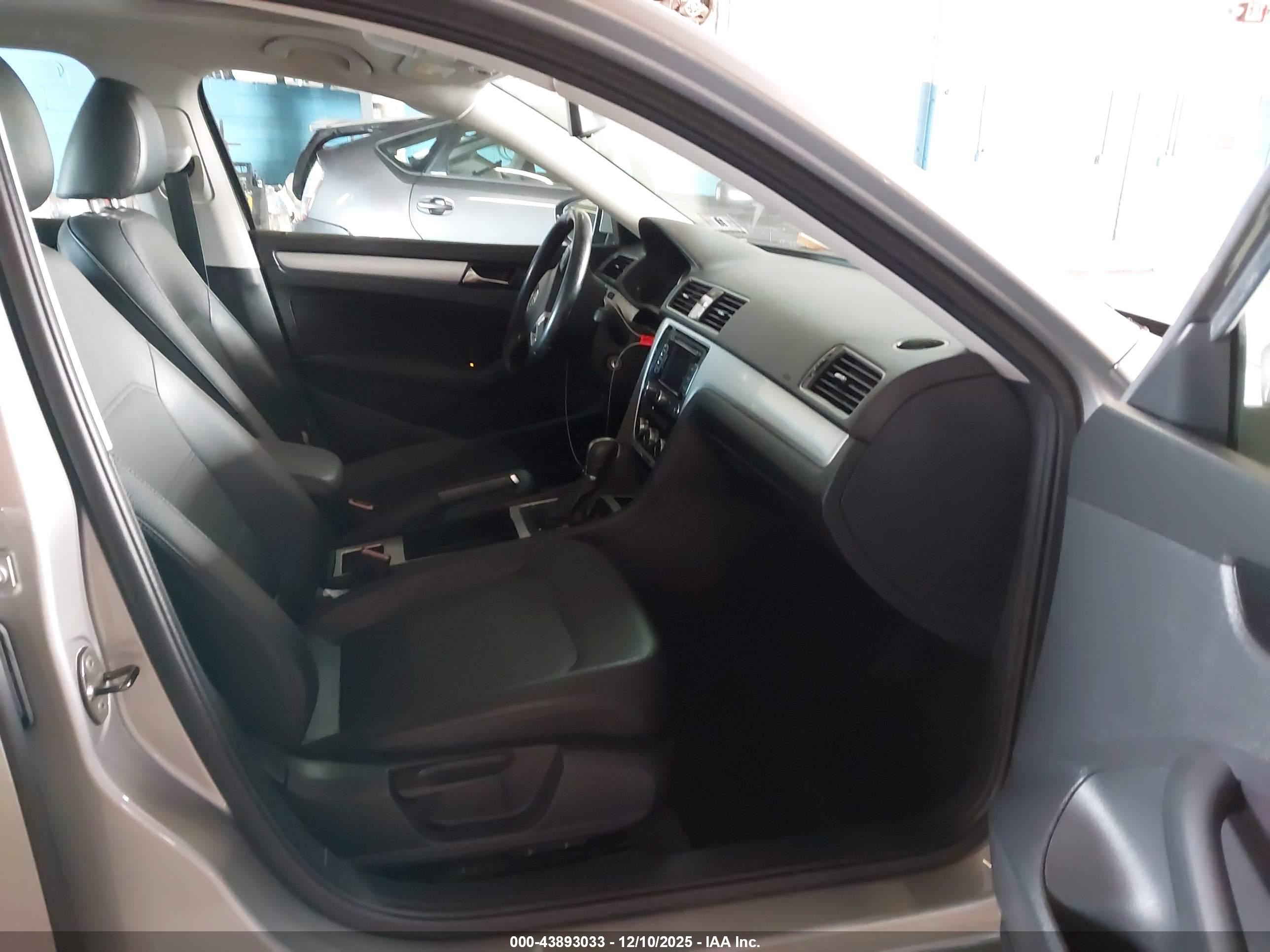 VOLKSWAGEN PASSAT image 5