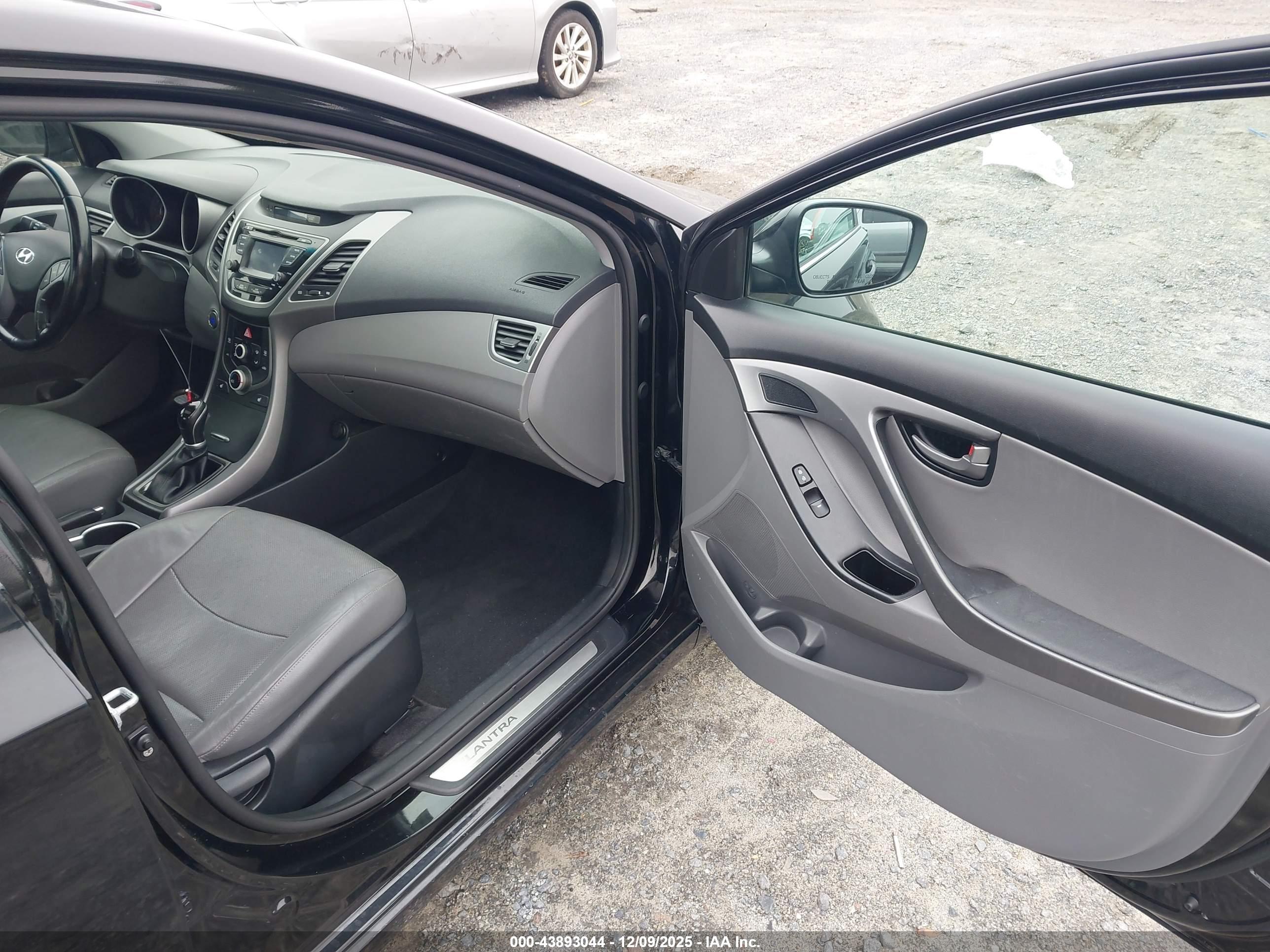 HYUNDAI ELANTRA image 5