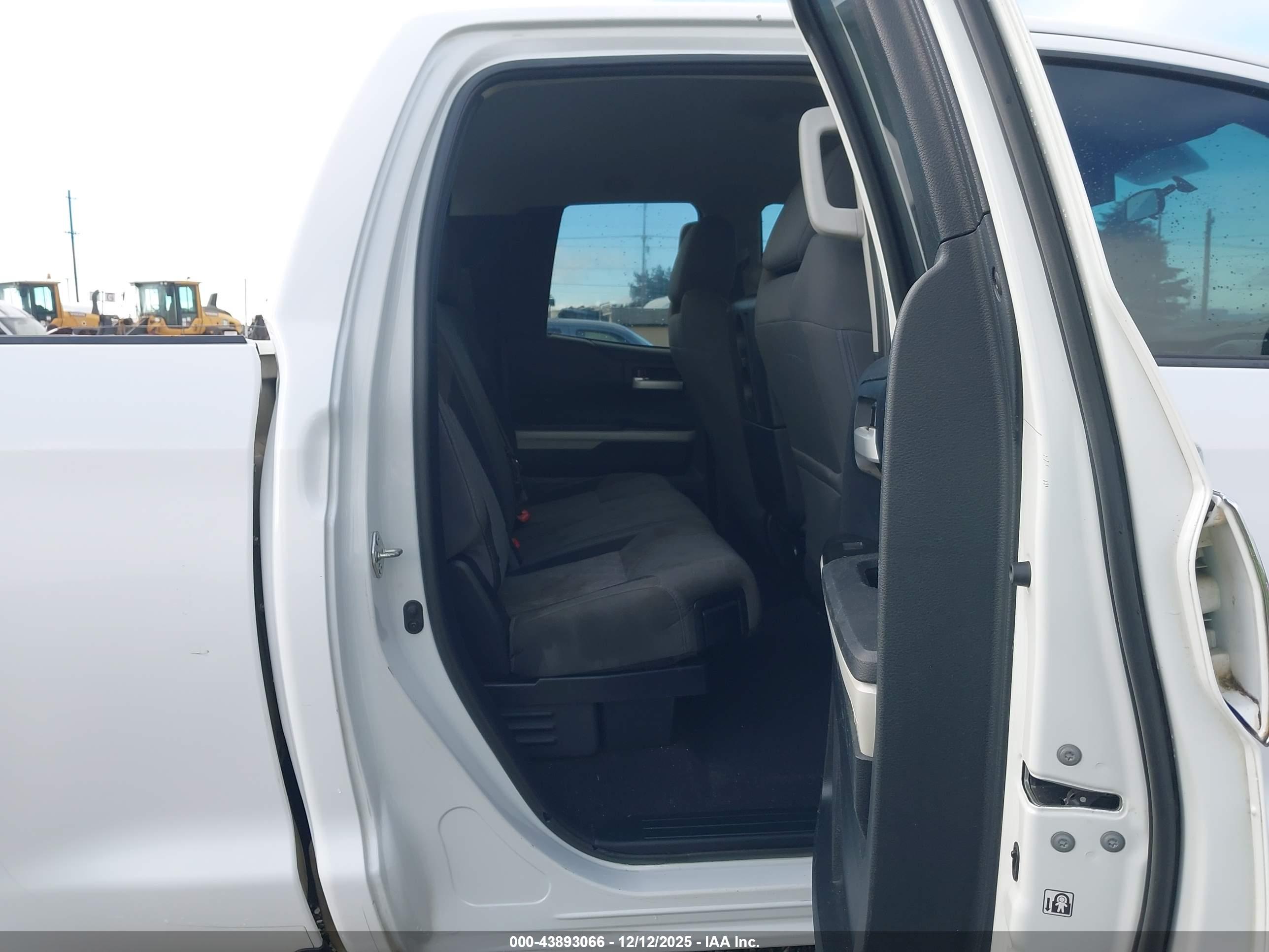 TOYOTA TUNDRA image 8