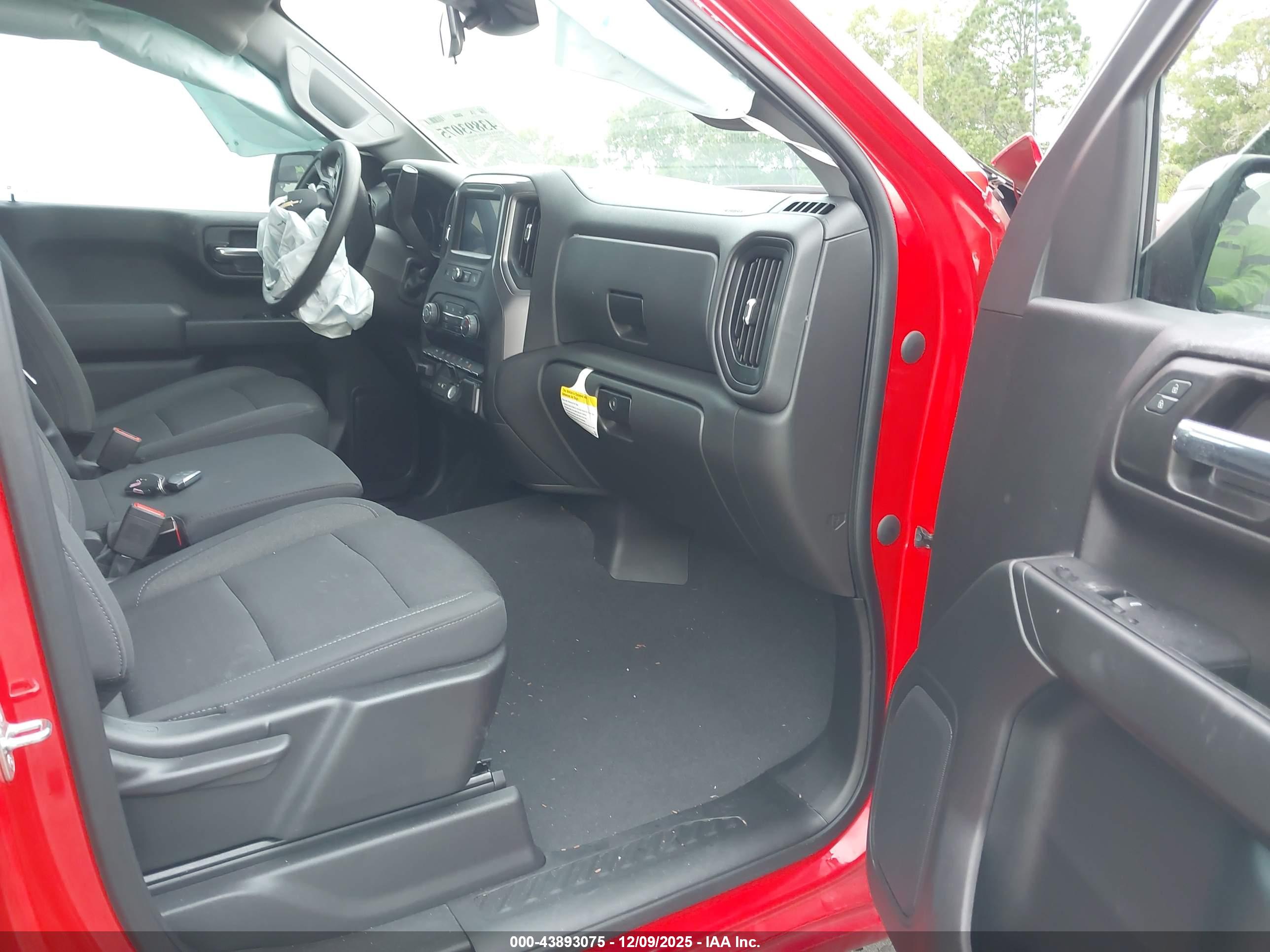 CHEVROLET SILVERADO image 5