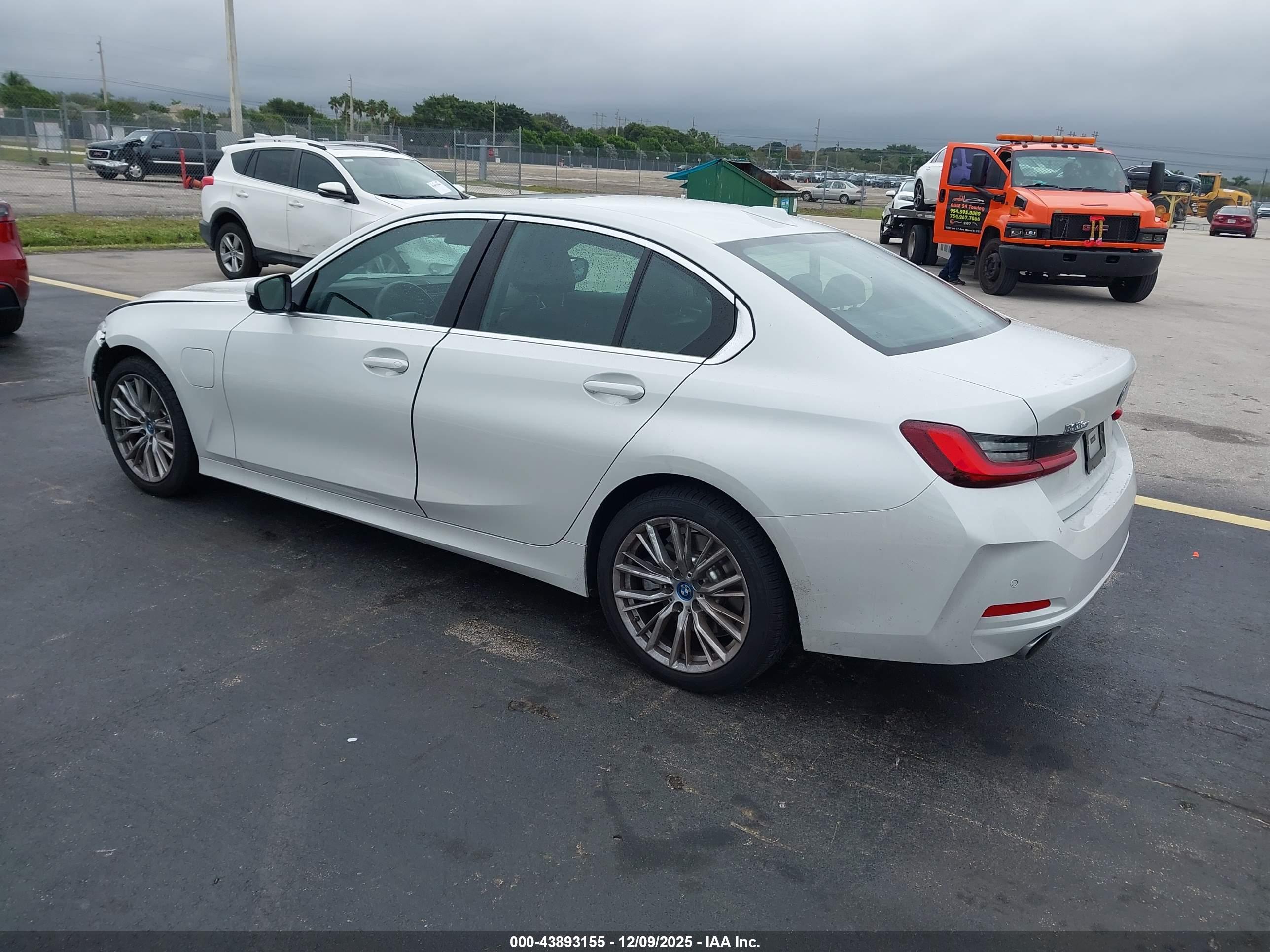 BMW 330E image 3