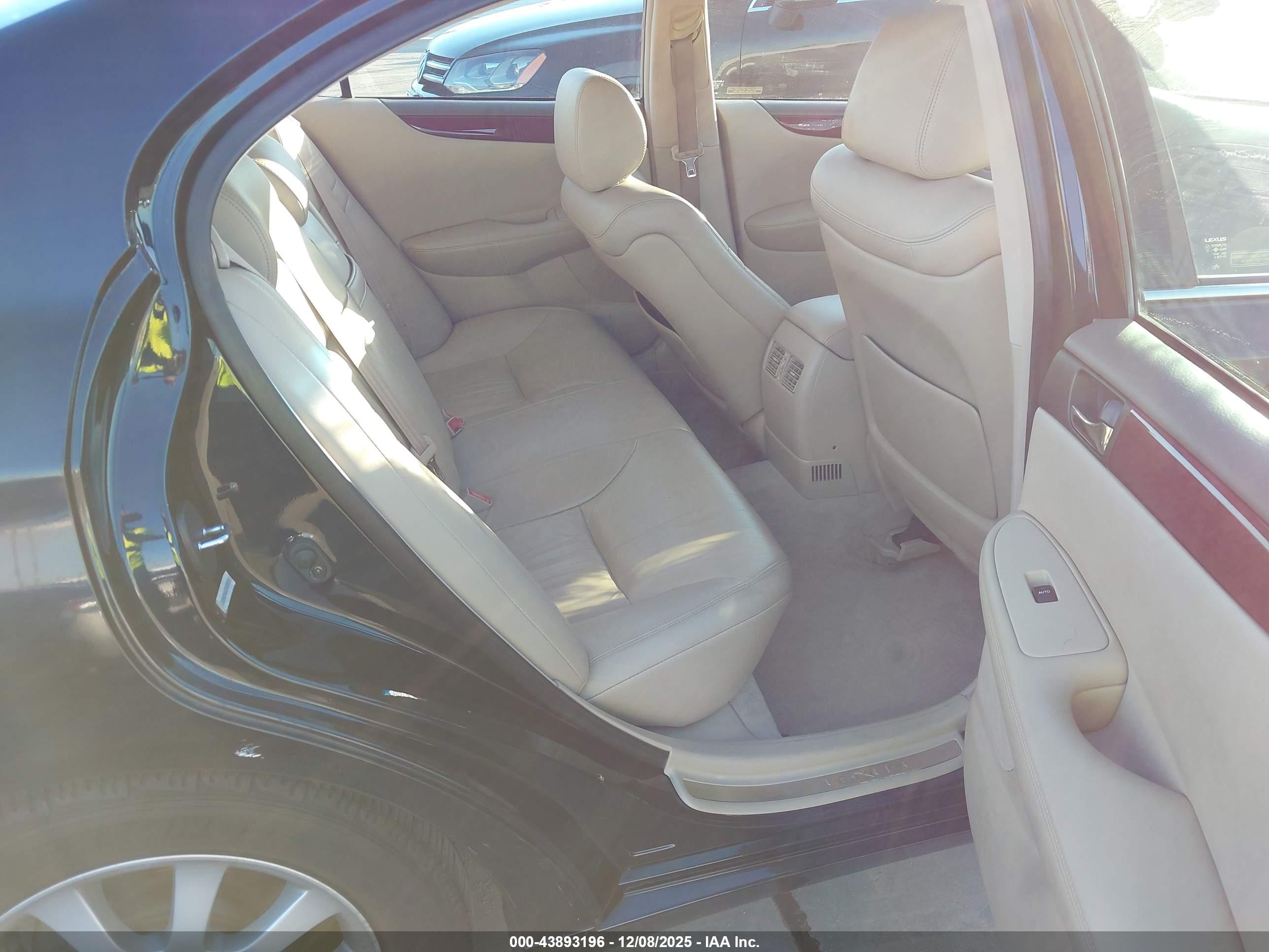 LEXUS ES image 8