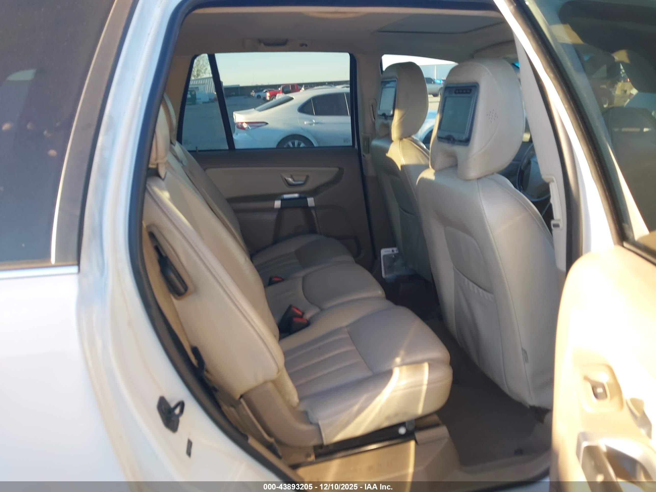 VOLVO XC90 image 8