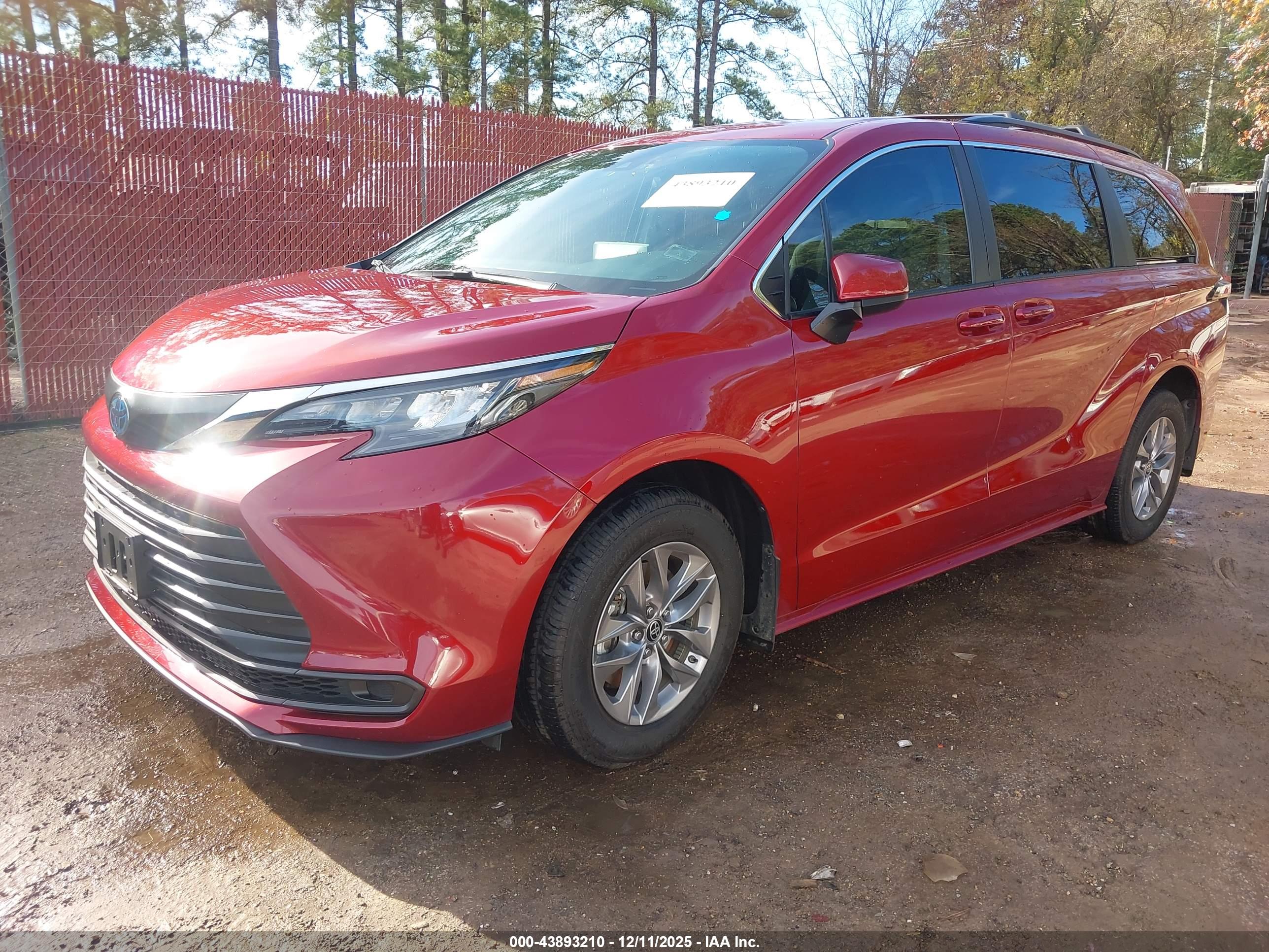 TOYOTA SIENNA image 2
