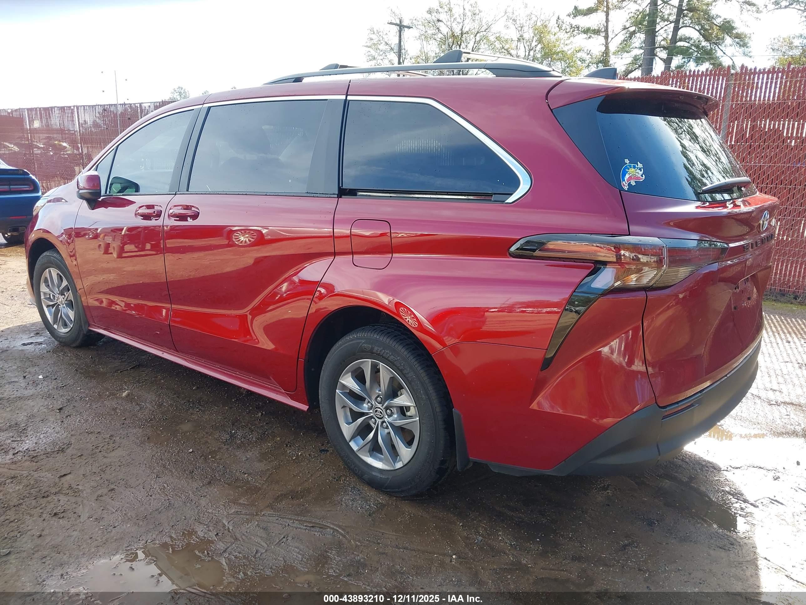 TOYOTA SIENNA image 3