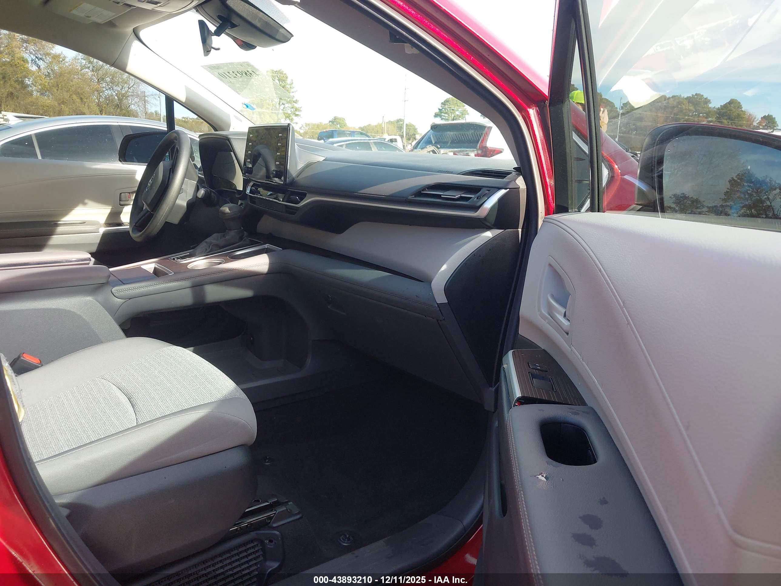 TOYOTA SIENNA image 5
