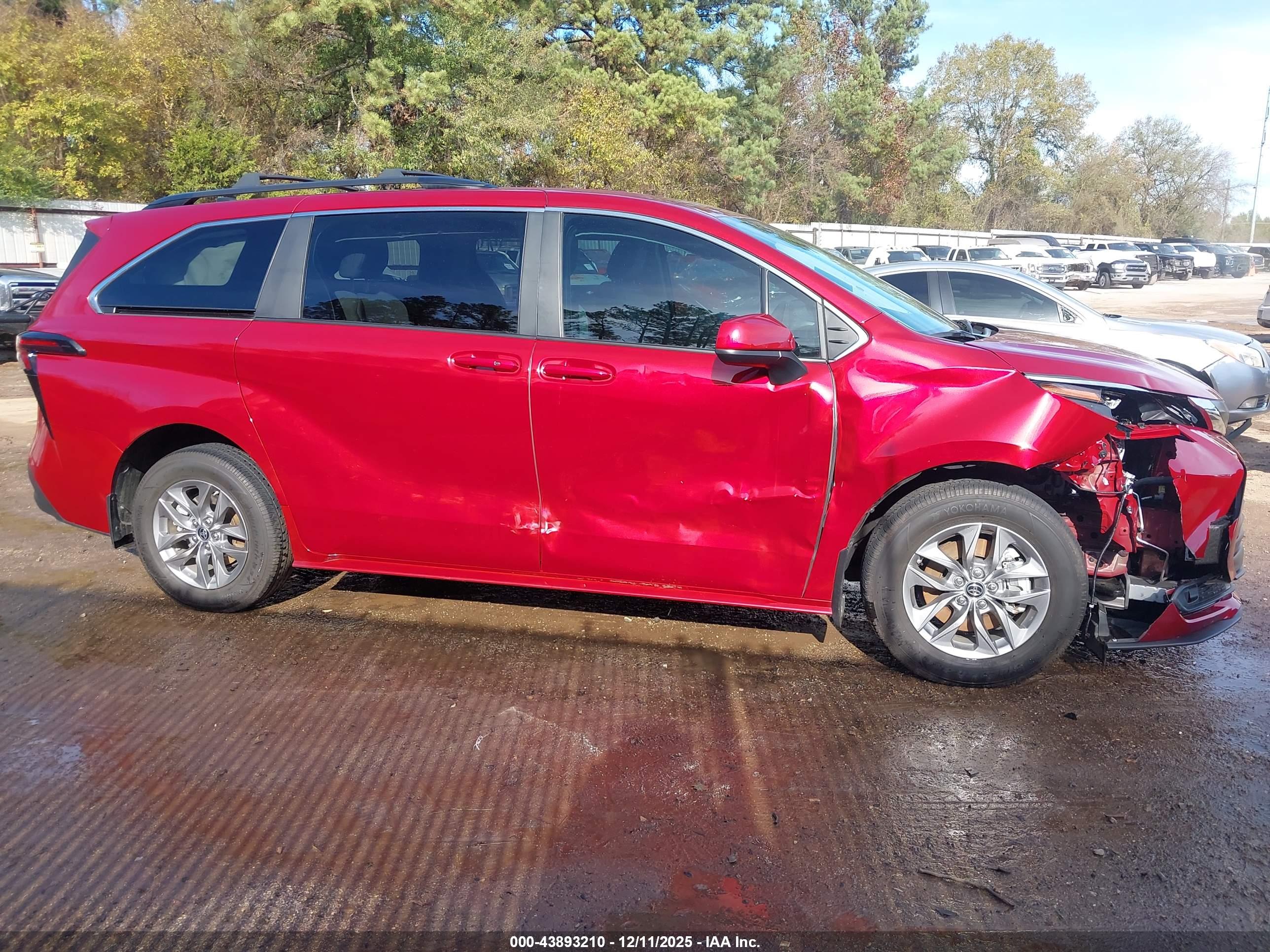 TOYOTA SIENNA image 6