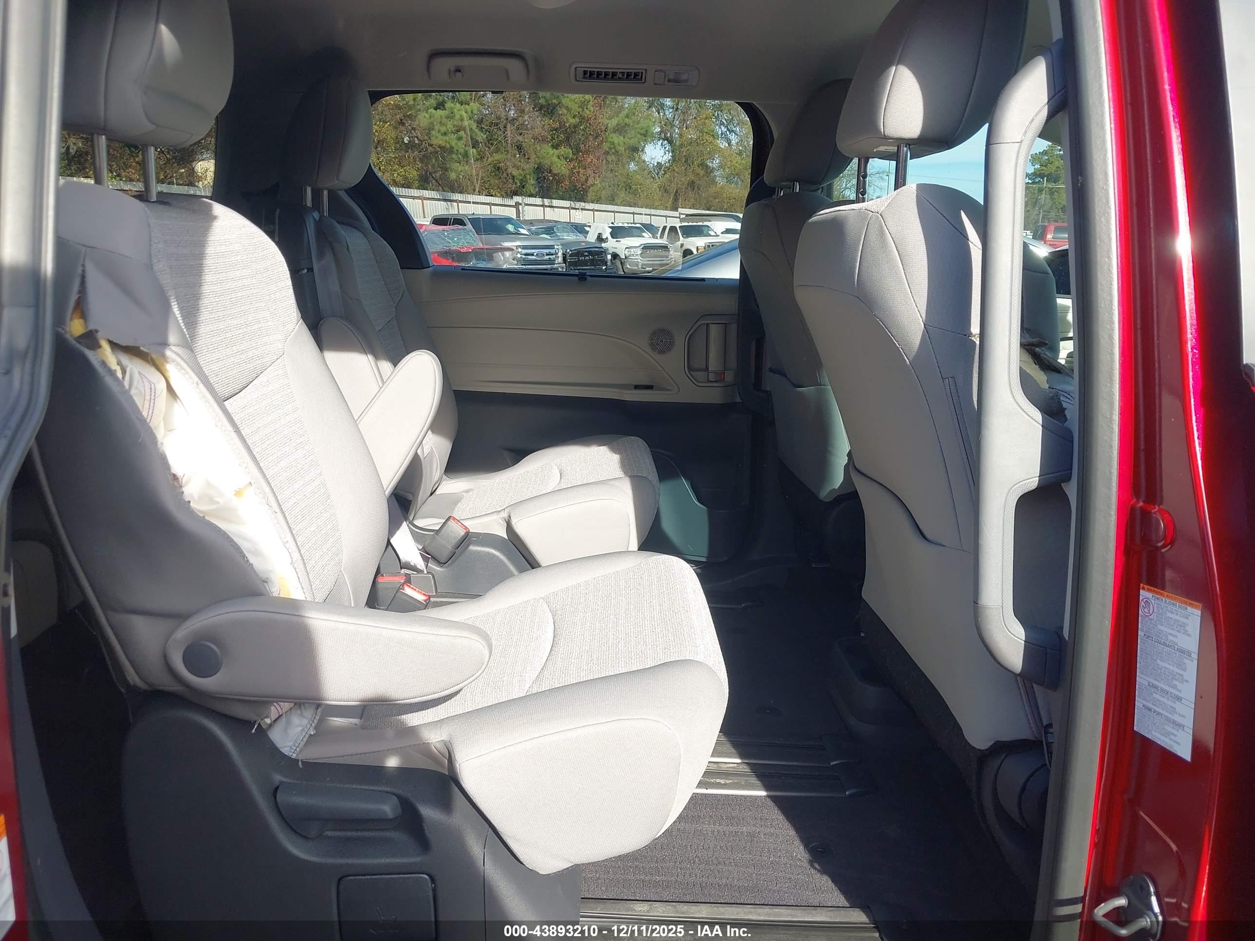 TOYOTA SIENNA image 8