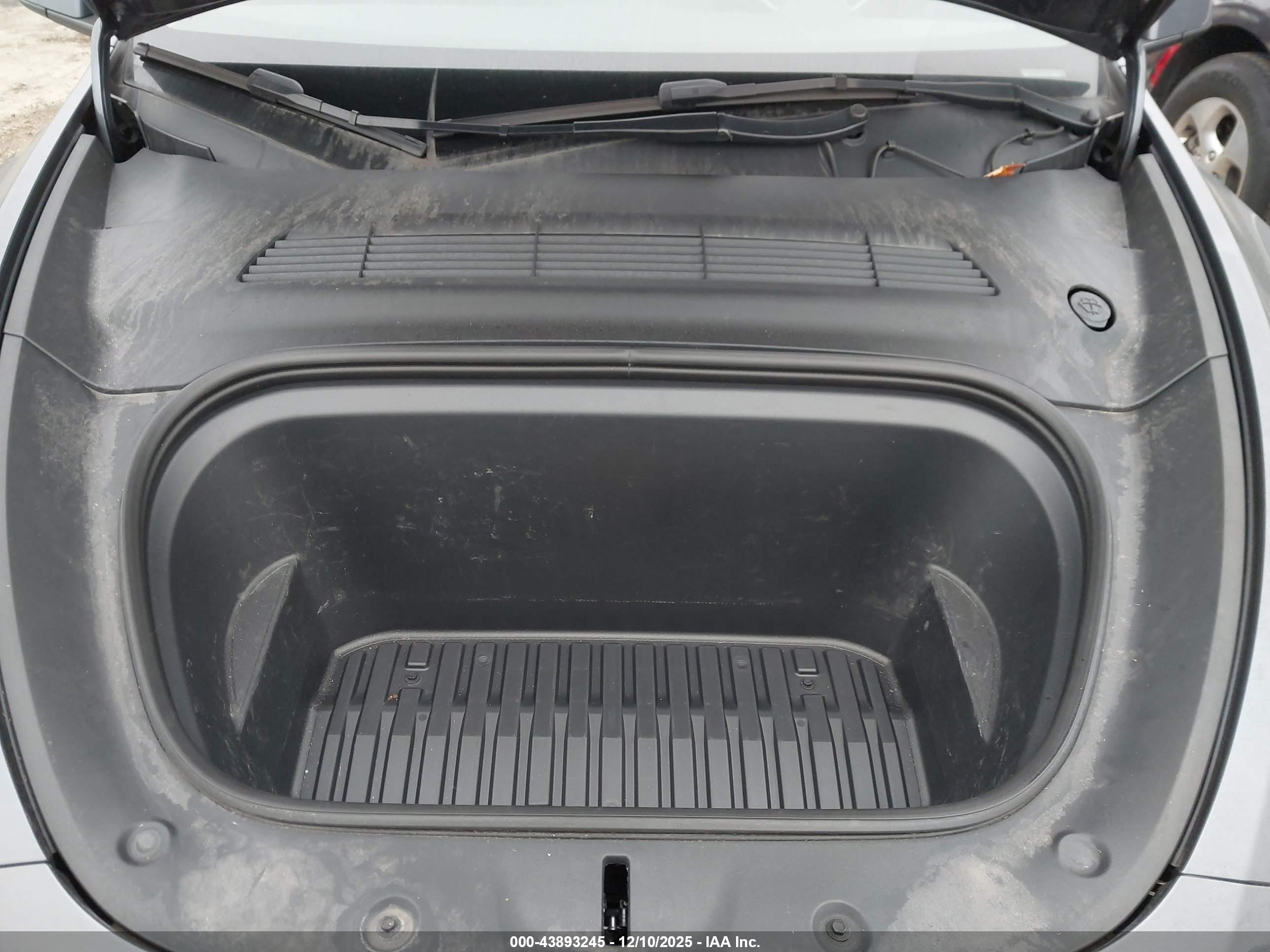 TESLA MODEL image 10
